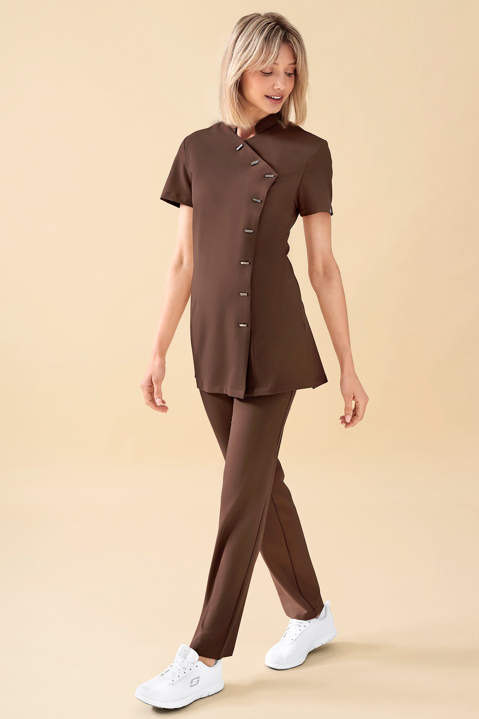 KAERE Kasack Damen - asymmetrische Knopfleiste coffee, Vue de face Le mannequin mesure 176 cm et porte la taille S