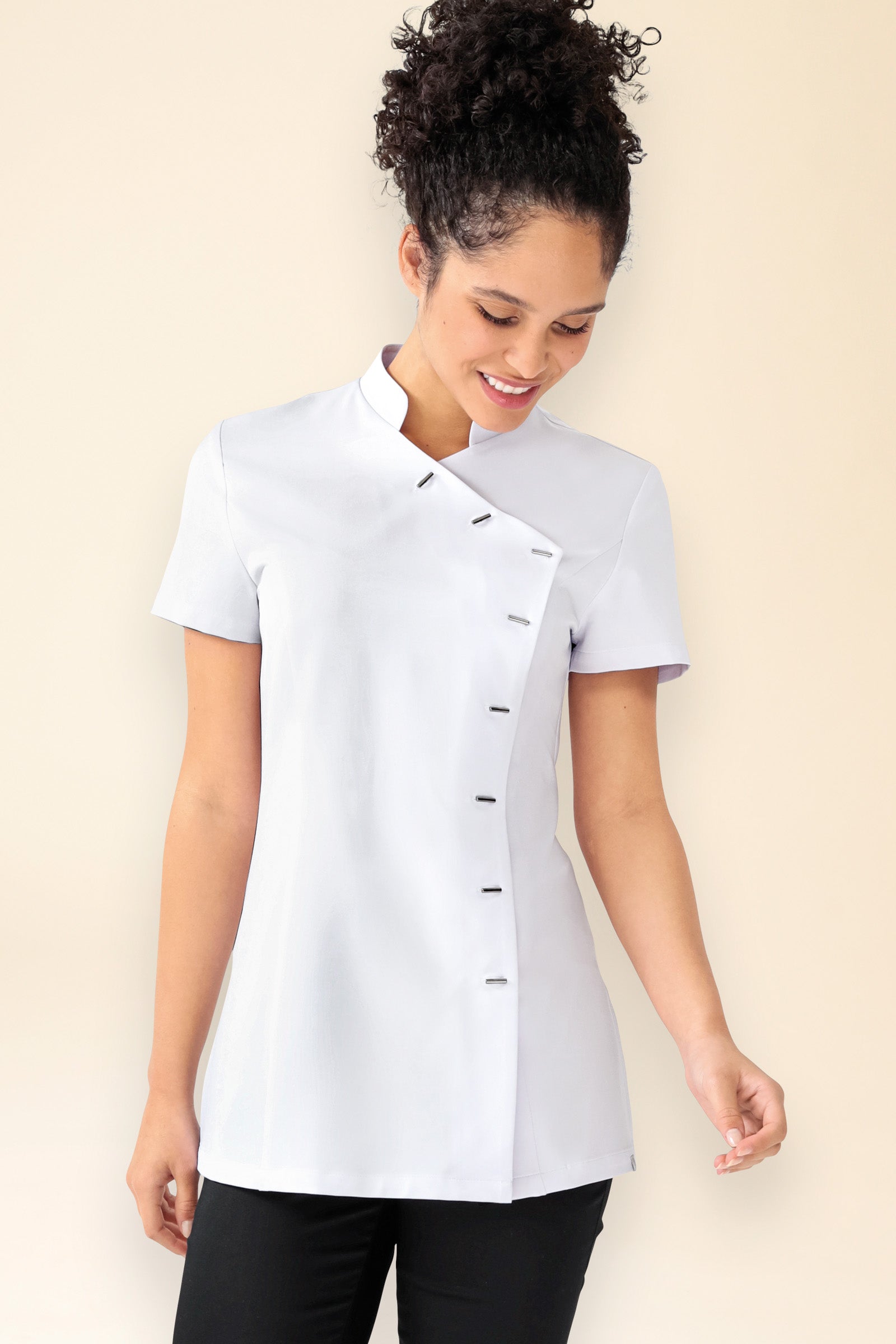 KAERE Kasack Damen - asymmetrische Knopfleiste weiss, Vue de face Le mannequin mesure 176 cm et porte la taille S