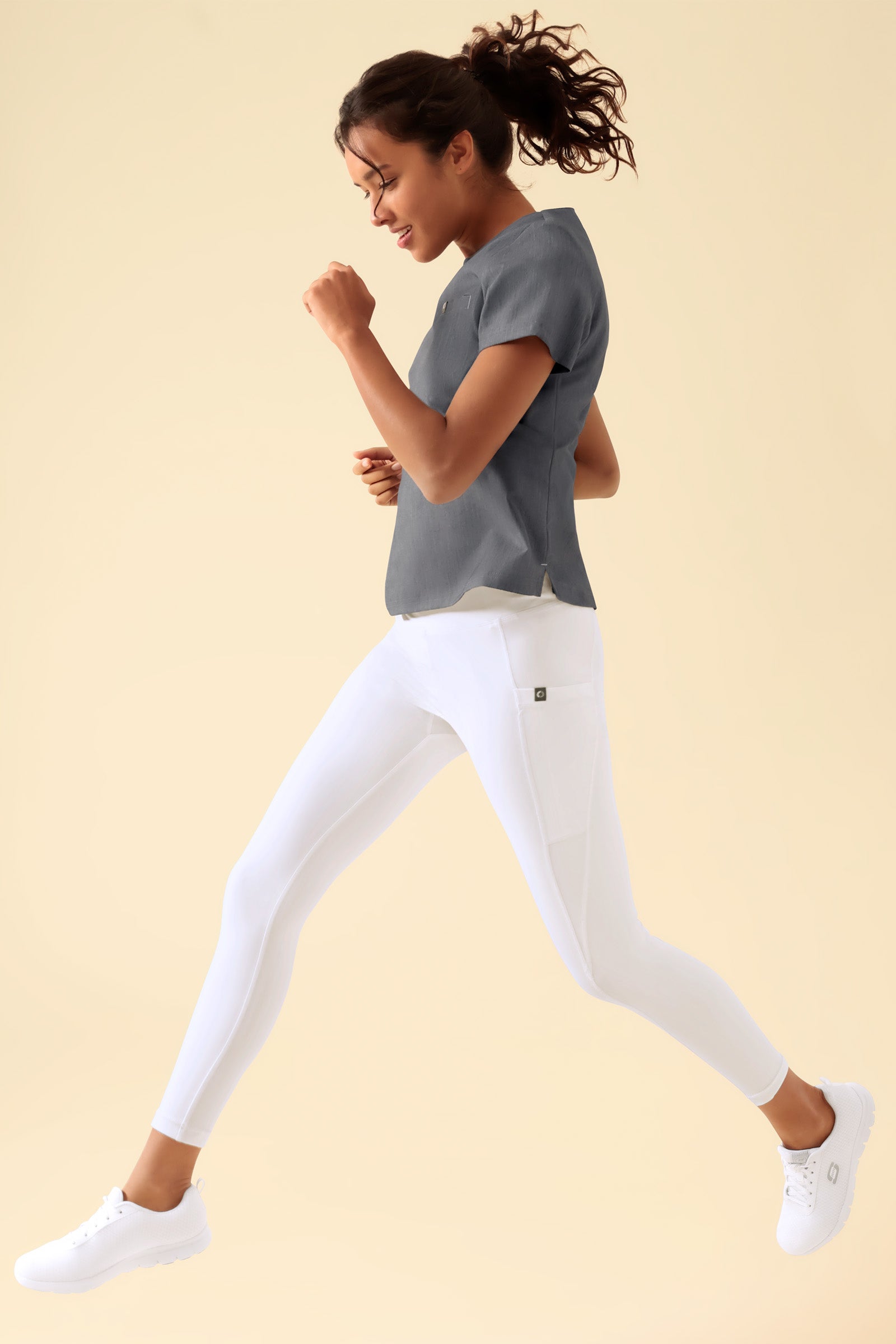 KAERE Leggings Damen - super elastisch weiss, Vorderansicht Das Model ist 176 cm gross und trägt Grösse S