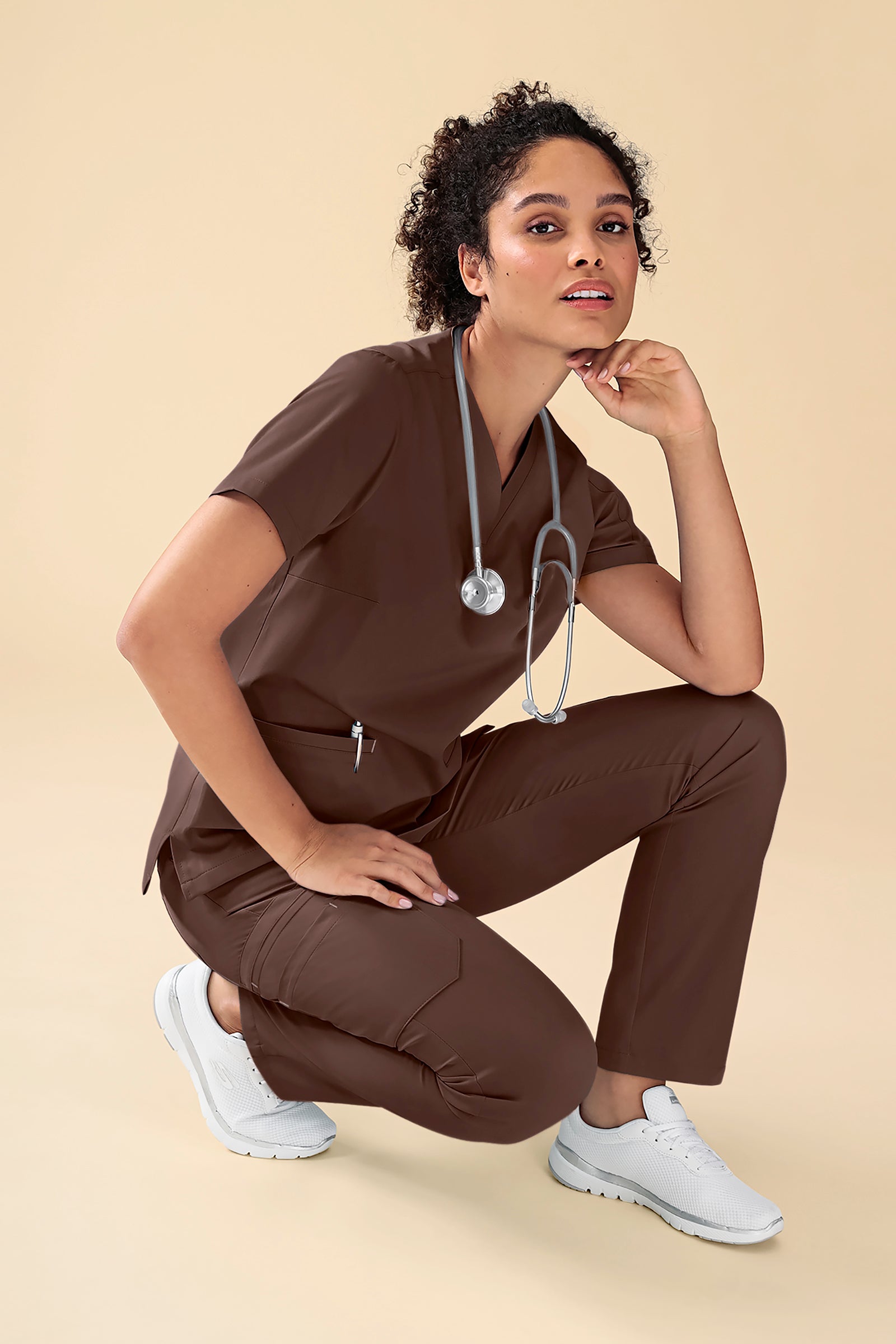 KAERE Schlupfkasack Damen - V-Ausschnitt coffee, Vorderansicht Das Model ist 176 cm gross und trägt Grösse S