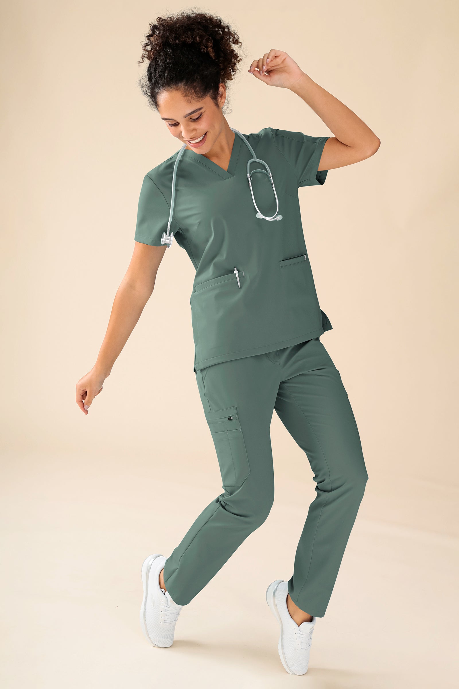 KAERE Schlupfkasack Damen - V-Ausschnitt dunkelgrün, Vue de face Le mannequin mesure 176 cm et porte la taille S