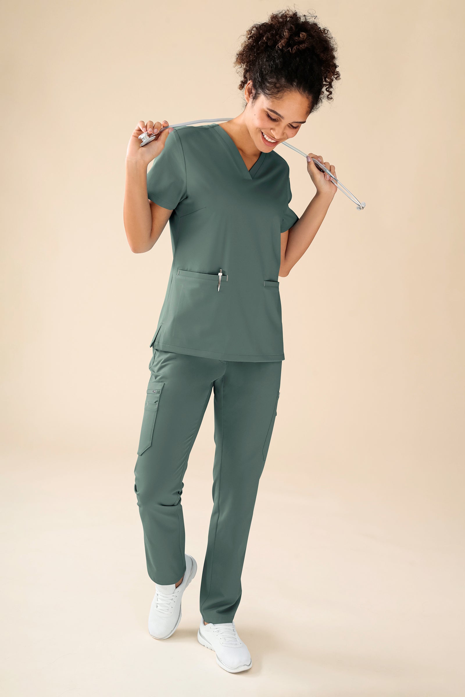 KAERE Schlupfkasack Damen - V-Ausschnitt dunkelgrün, Vue de face Le mannequin mesure 176 cm et porte la taille S