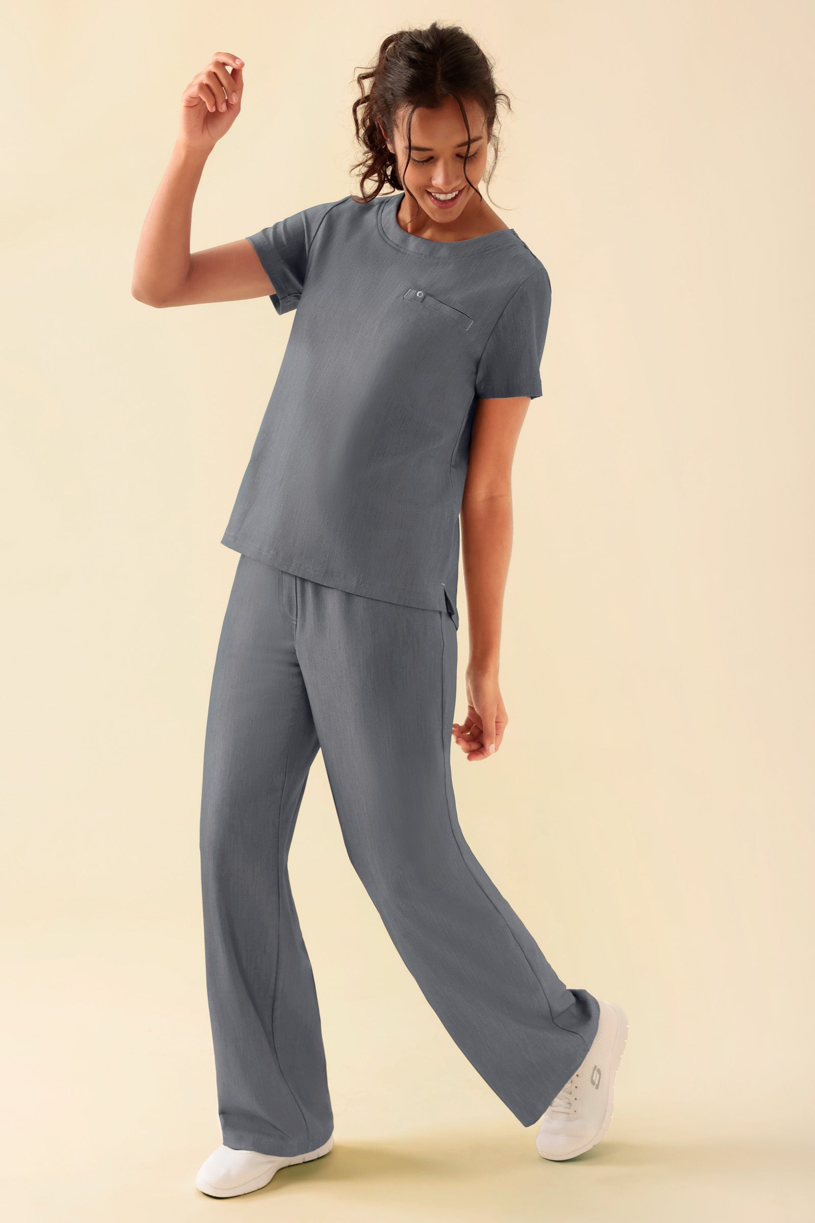KAERE Shirt Damen - Rundhalsausschnitt grau melange, Vorderansicht Das Model ist 176 cm gross und trägt Grösse S