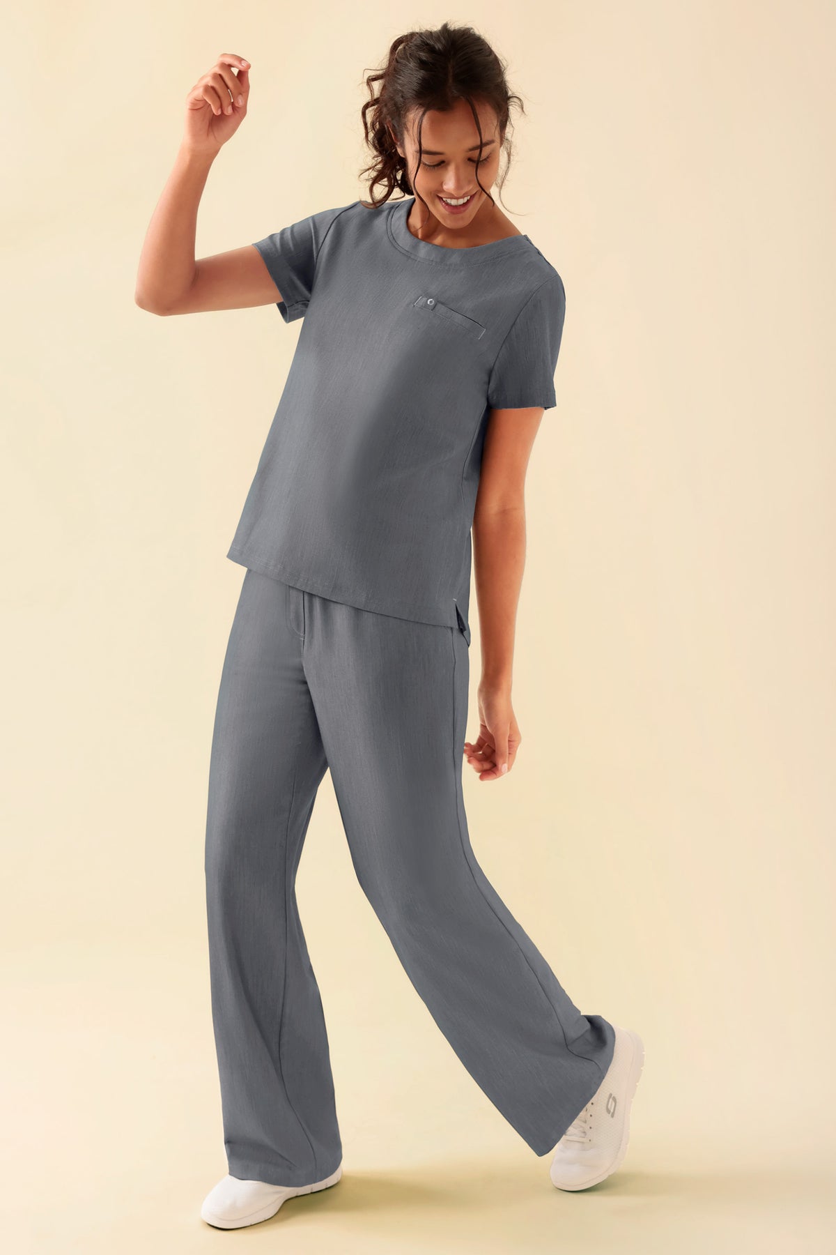 KAERE Shirt Damen - Rundhalsausschnitt grau melange, Vue de face Le mannequin mesure 176 cm et porte la taille S