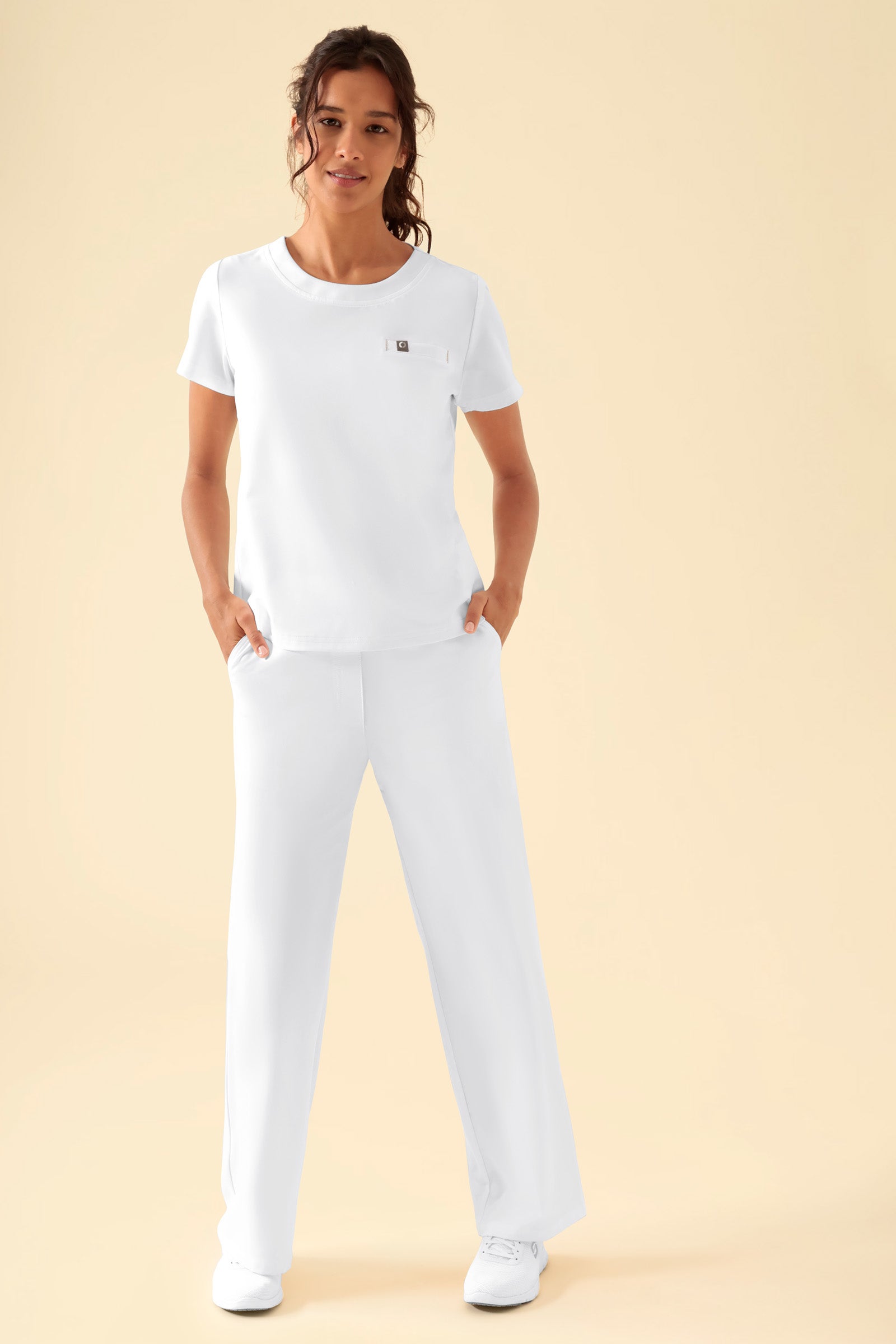KAERE Shirt Damen - Rundhalsausschnitt weiss, Vorderansicht Das Model ist 176 cm gross und trägt Grösse S