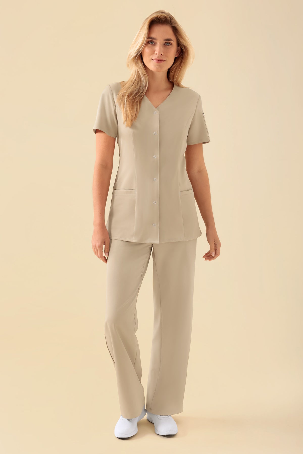 KAERE Kasack Damen - durchgeknöpft sand, Vue de face Le mannequin mesure 177 cm et porte la taille S
