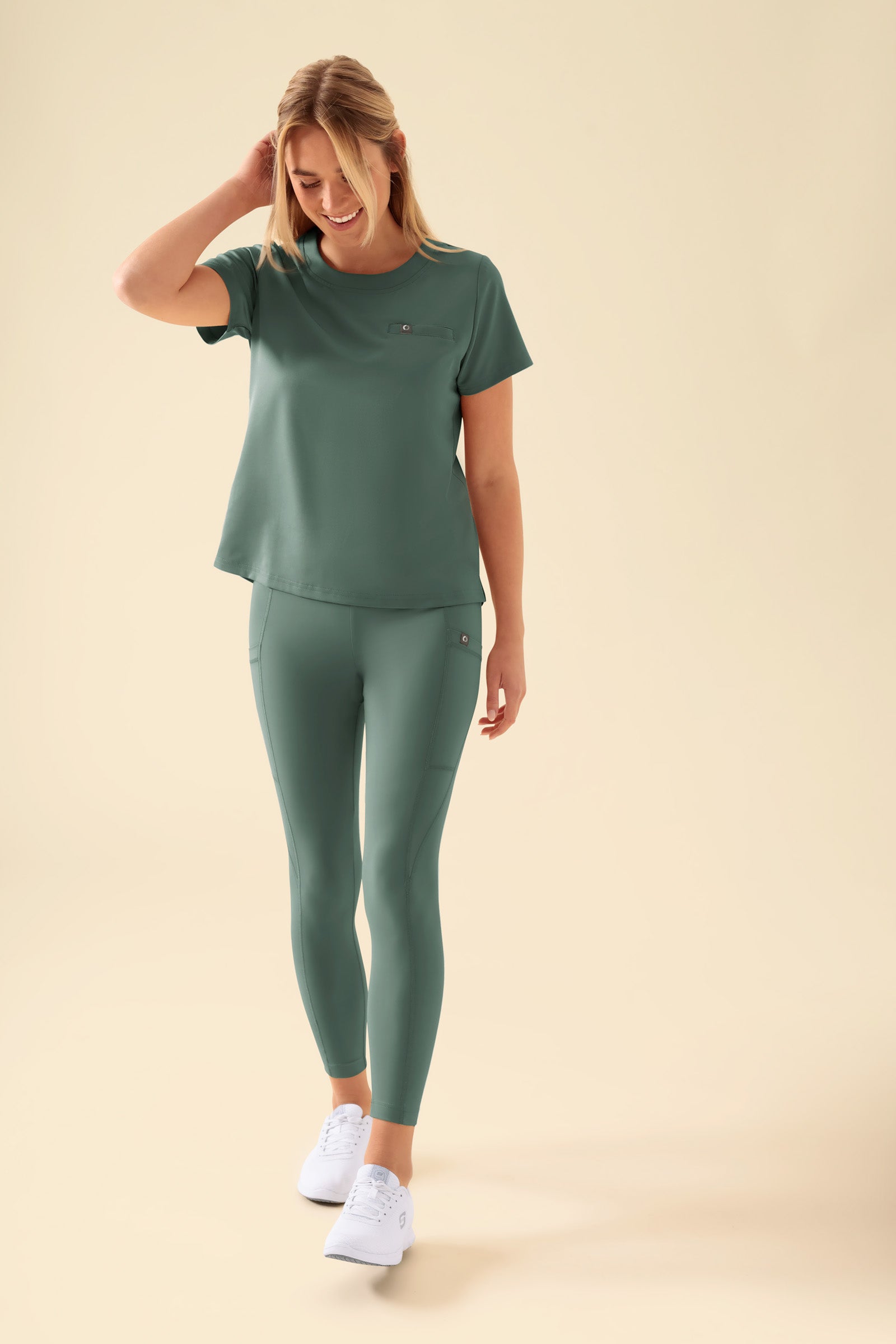 KAERE Leggings Damen - super elastisch dunkelgrün, Vorderansicht Das Model ist 177 cm gross und trägt Grösse S