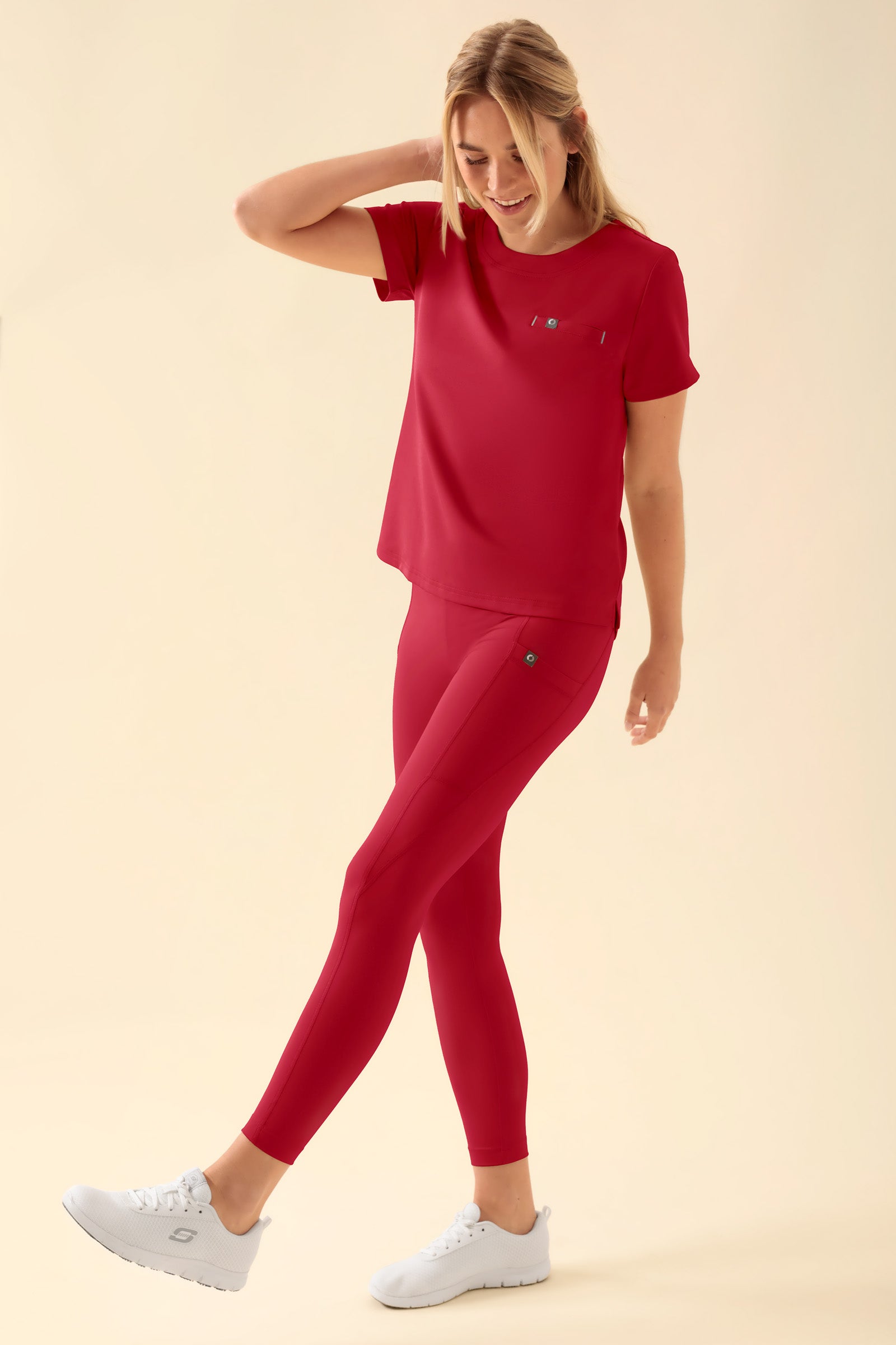 KAERE Leggings Damen - super elastisch rot, Vorderansicht Das Model ist 177 cm gross und trägt Grösse S