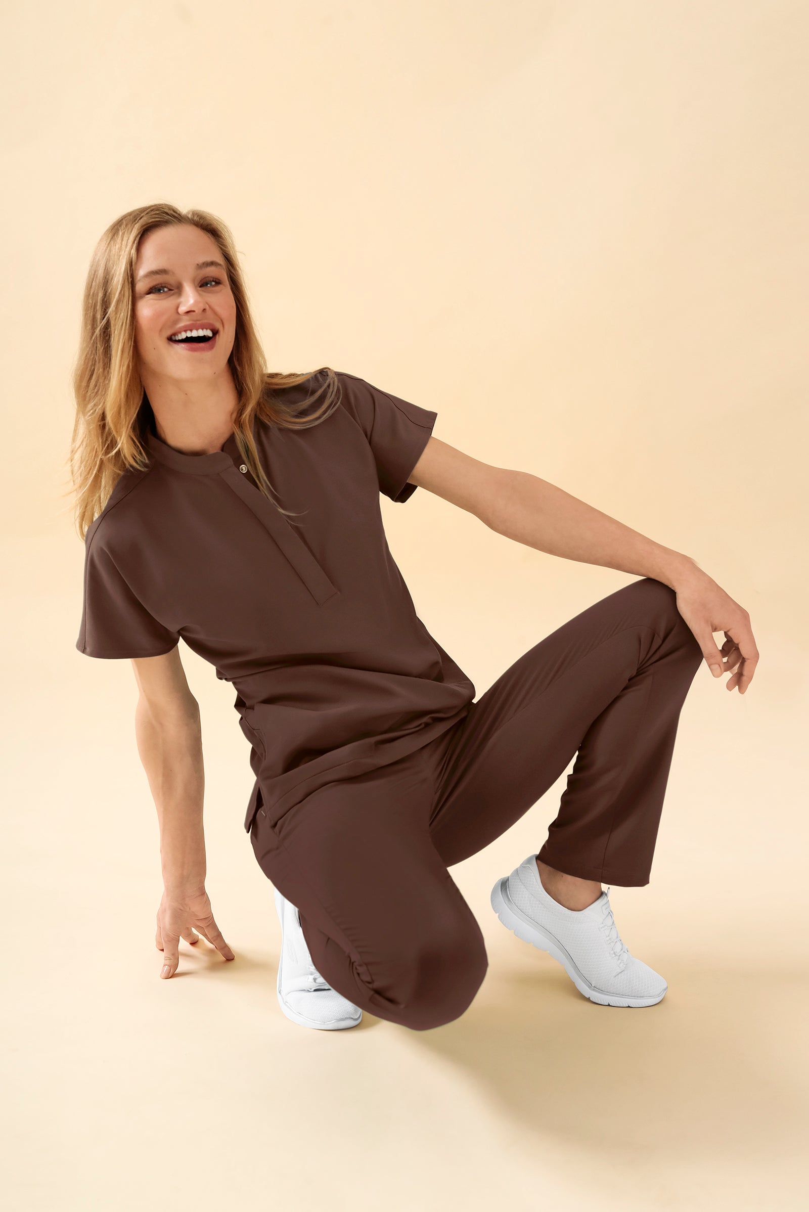 KAERE Schlupfkasack Damen - Stehkragen coffee, Vorderansicht Das Model ist 177 cm gross und trägt Grösse S