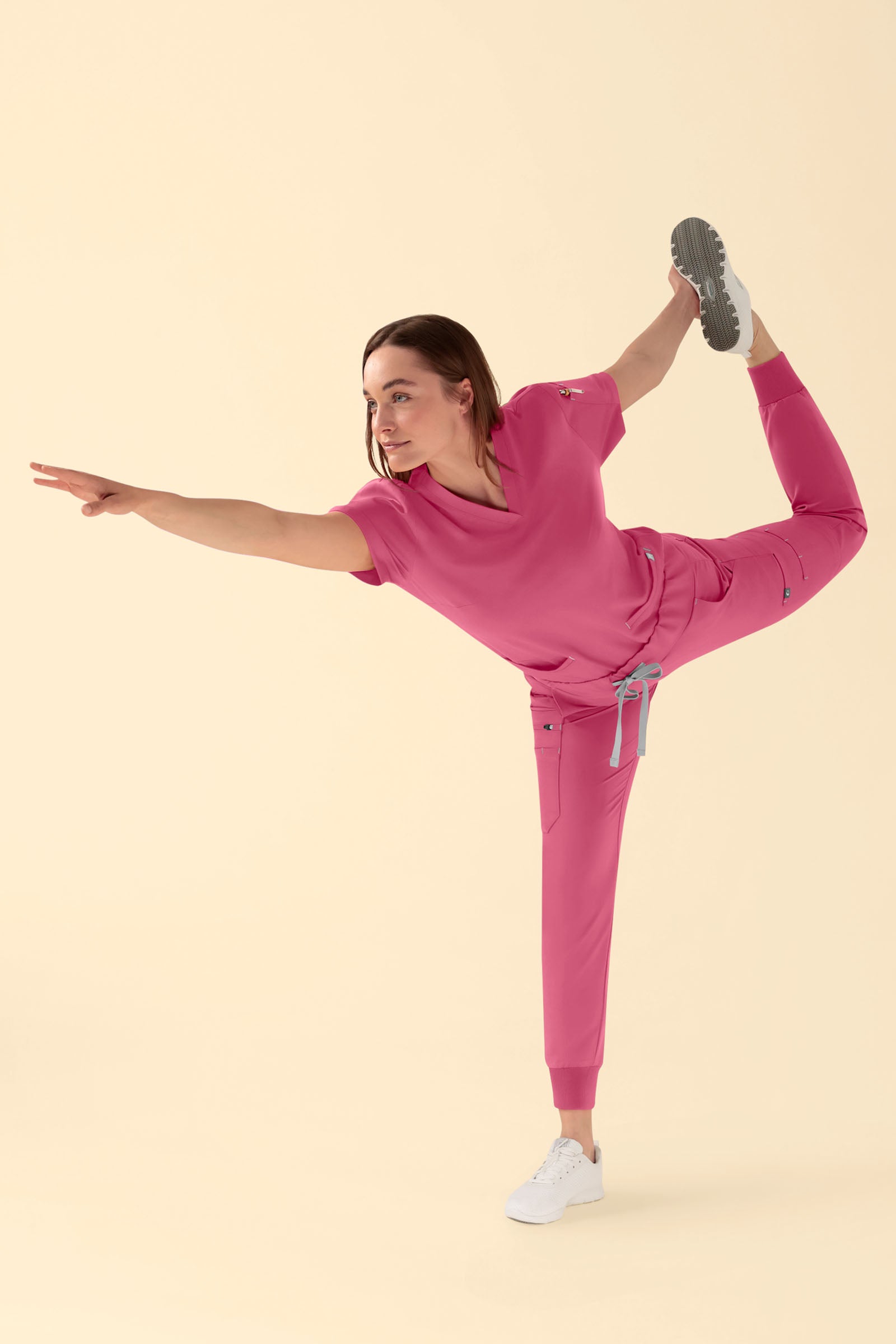 KAERE Schlupfkasack Damen - V-Ausschnitt rosenholz, Vorderansicht Das Model ist 177 cm gross und trägt Grösse S