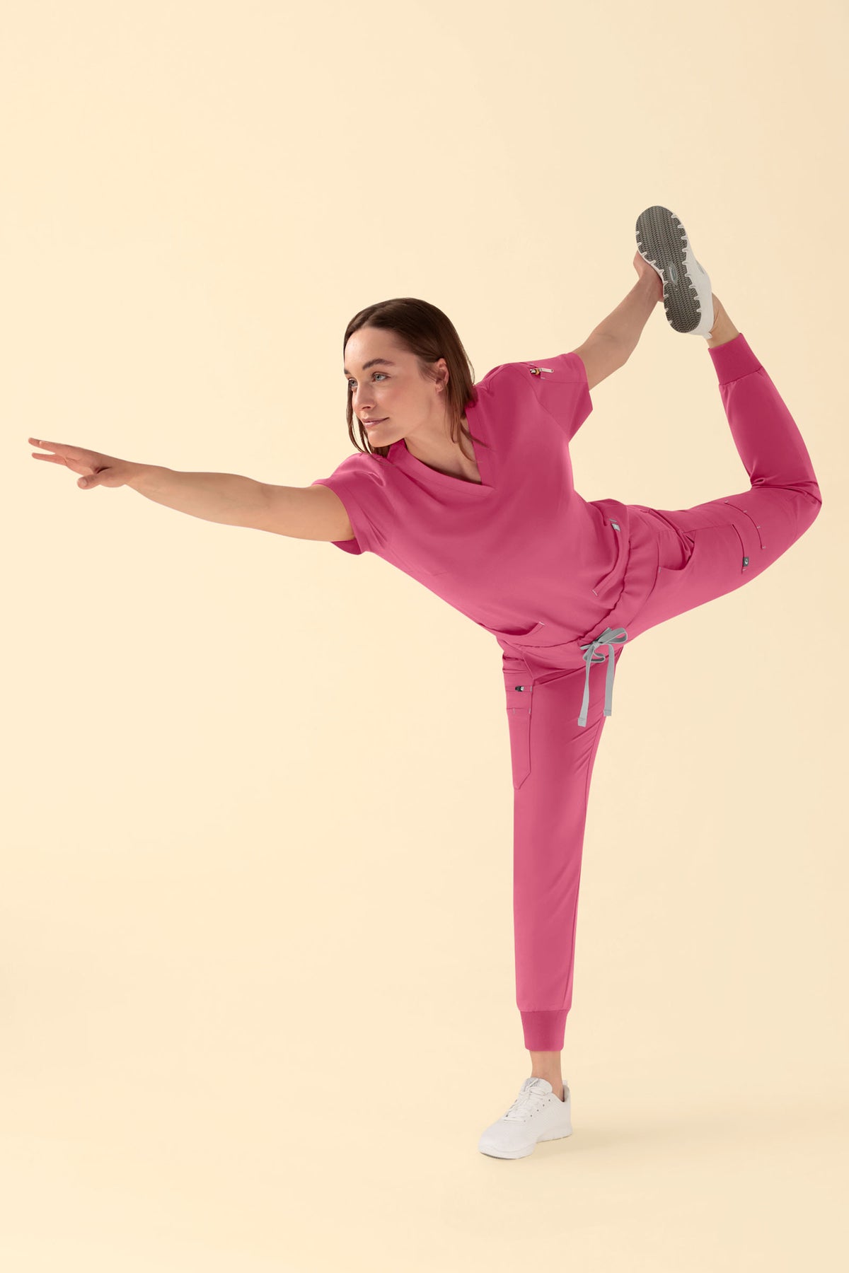 KAERE Schlupfkasack Damen - V-Ausschnitt rosenholz, Vorderansicht Das Model ist 177 cm gross und trägt Grösse S