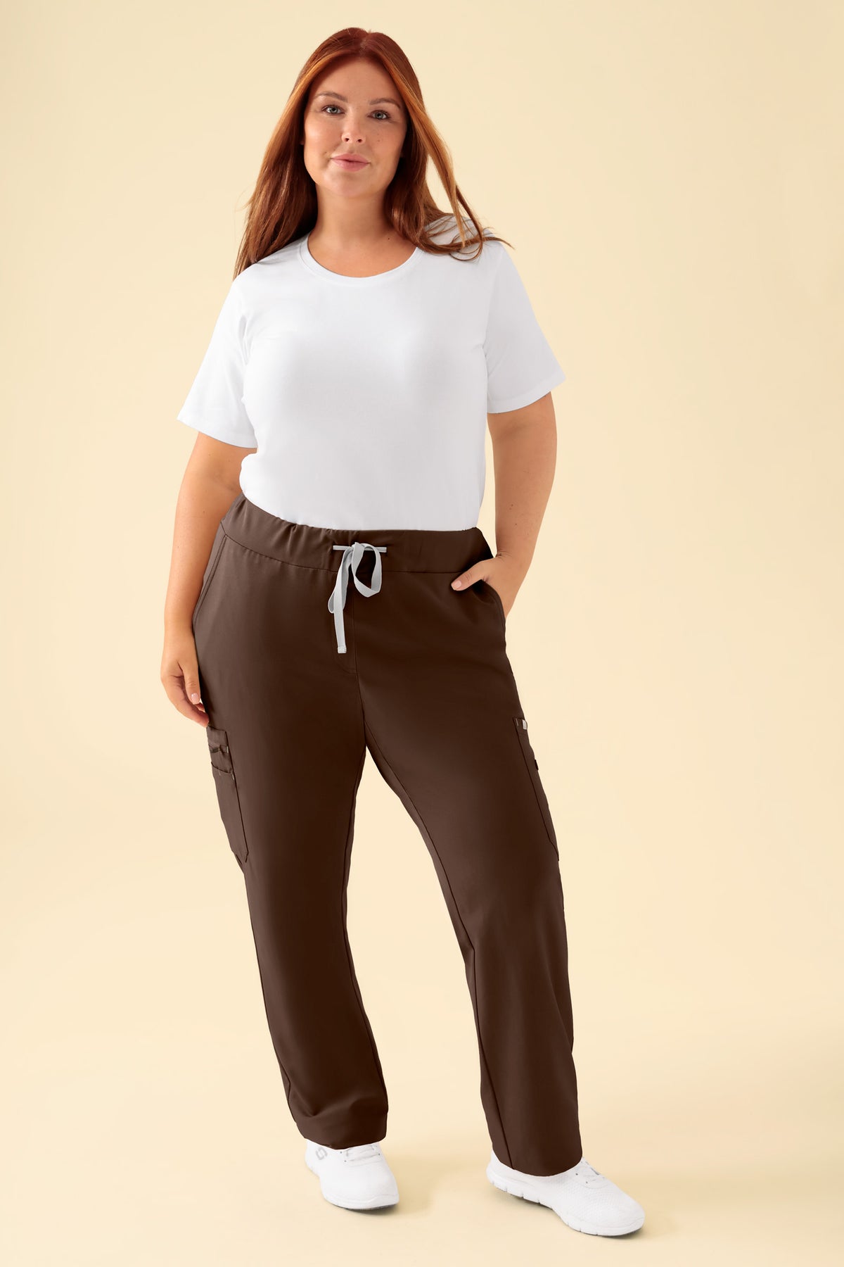 KAERE Hose Damen - gerader Saum mit Beintaschen coffee, Vue de face Le mannequin mesure 173 cm et porte la taille XL