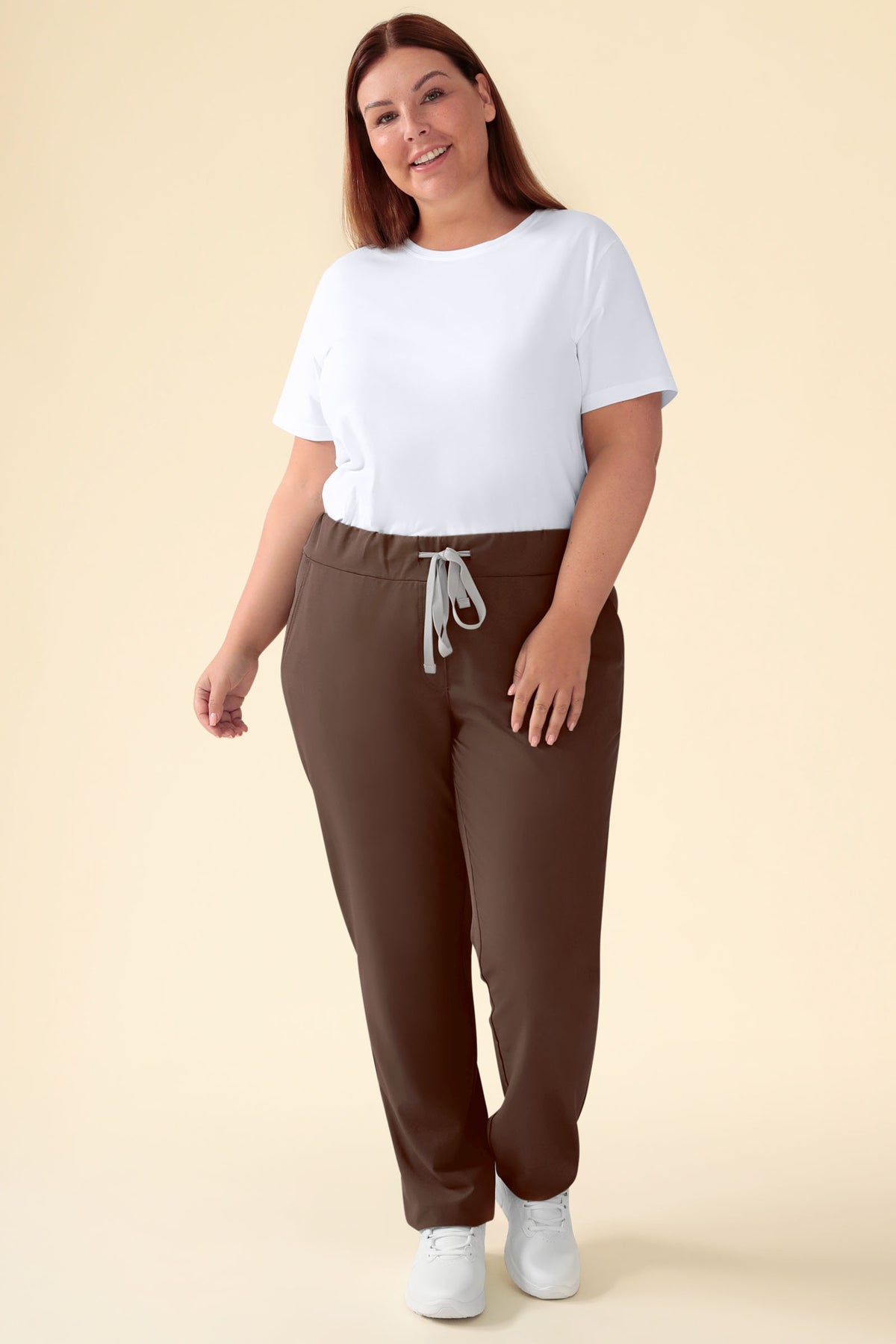 KAERE Hose Damen - gerader Saum ohne Beintaschen coffee, Vorderansicht Das Model ist 173 cm gross und trägt Grösse XL