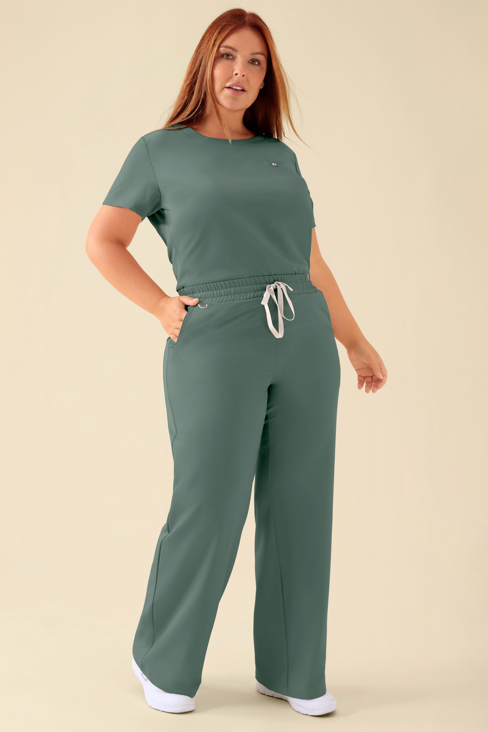 KAERE Hose Damen - weites Bein dunkelgrün, Vorderansicht Das Model ist 173 cm gross und trägt Grösse XL