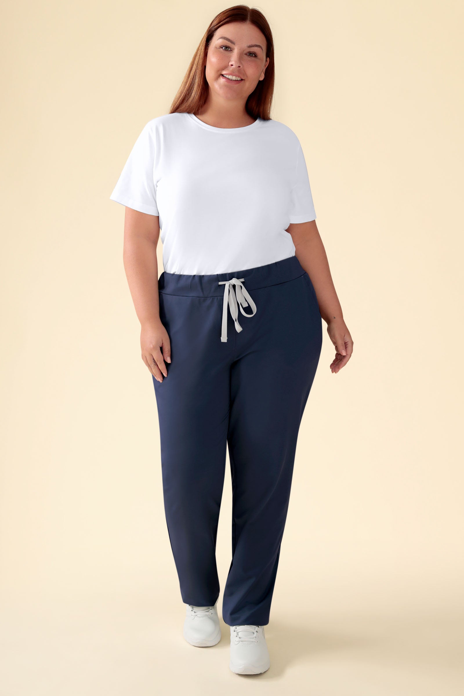 KAERE Hose Damen - gerader Saum ohne Beintaschen navy, Vorderansicht Das Model ist 173 cm gross und trägt Grösse XL
