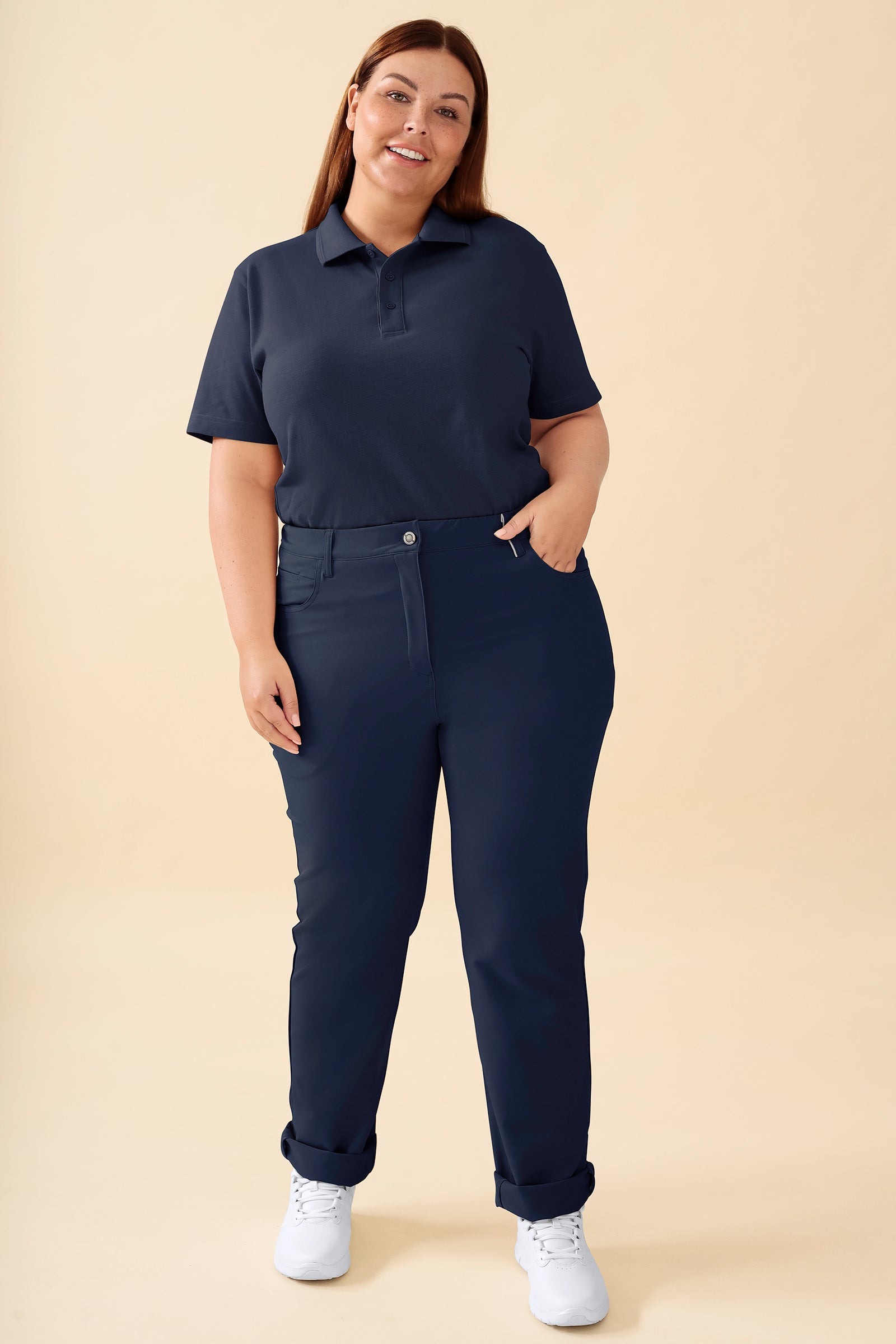 KAERE Hose Damen - 5-Pocket navy, Vorderansicht Das Model ist 173 cm gross und trägt Grösse XL