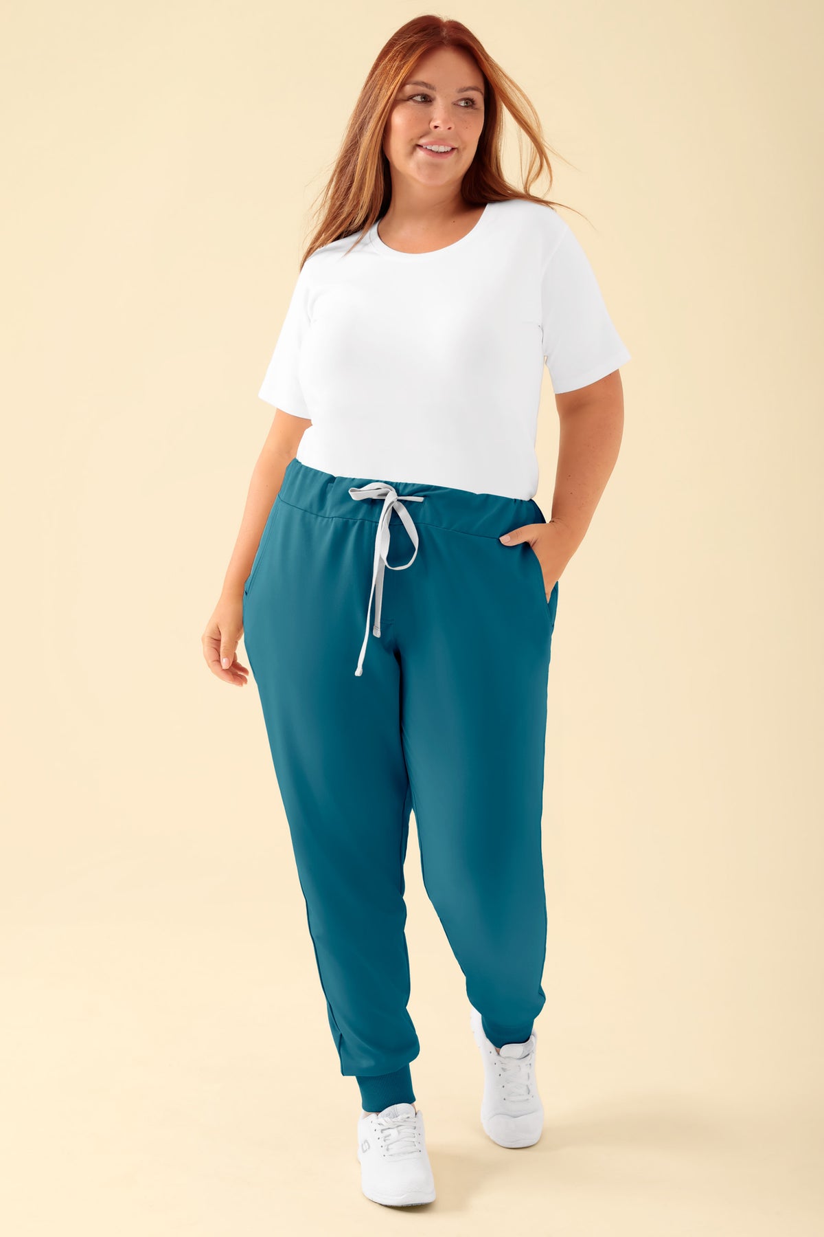 KAERE Hose Damen - Saumbündchen ohne Beintaschen petrol, Vorderansicht Das Model ist 173 cm gross und trägt Grösse XL