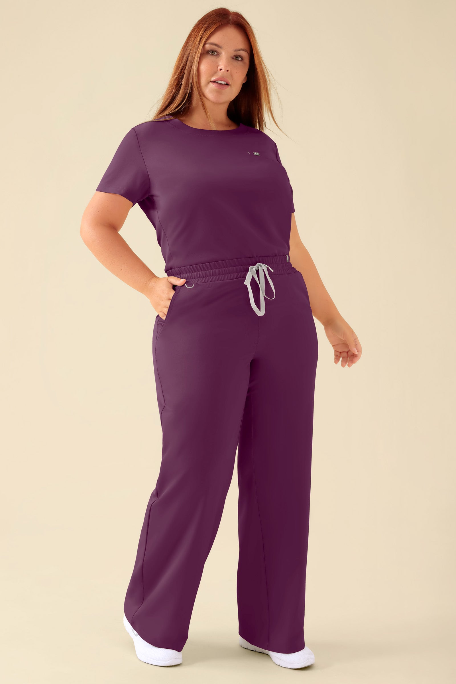 KAERE Hose Damen - weites Bein pflaume, Vorderansicht Das Model ist 173 cm gross und trägt Grösse XL