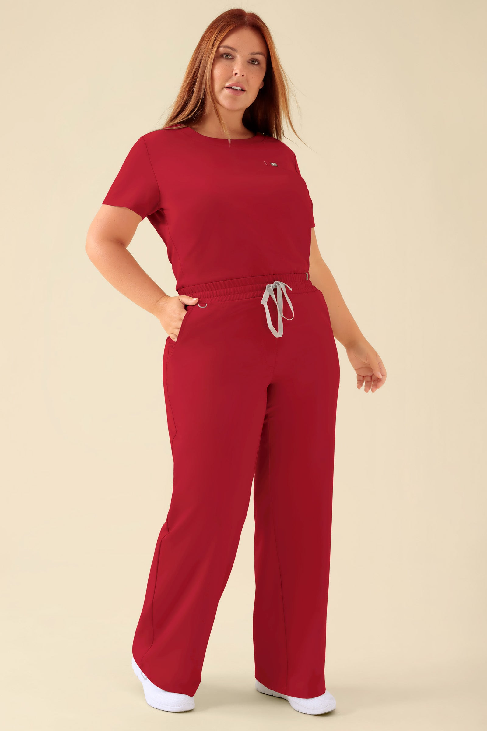 KAERE Hose Damen - weites Bein rot, Vorderansicht Das Model ist 173 cm gross und trägt Grösse XL