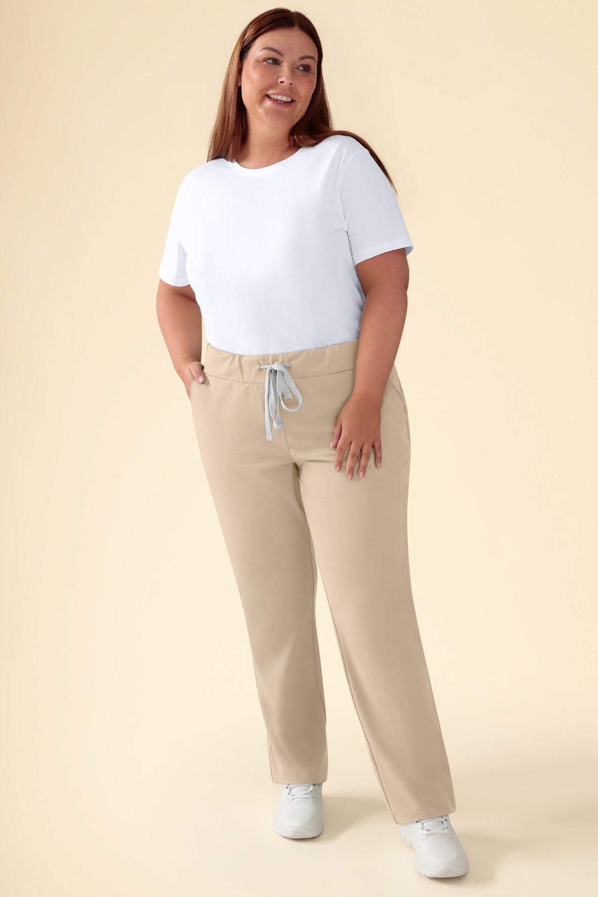 KAERE Hose Damen - gerader Saum ohne Beintaschen sand, Vorderansicht Das Model ist 173 cm gross und trägt Grösse XL