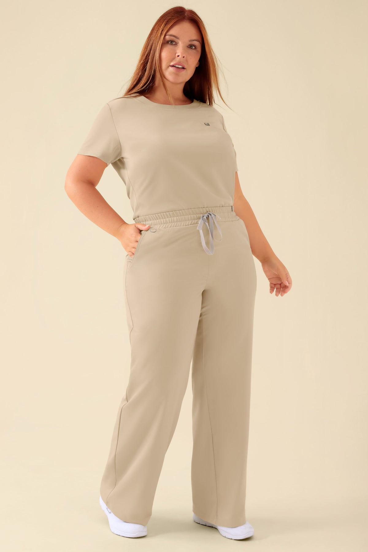 KAERE Hose Damen - weites Bein sand, Vorderansicht Das Model ist 173 cm gross und trägt Grösse XL
