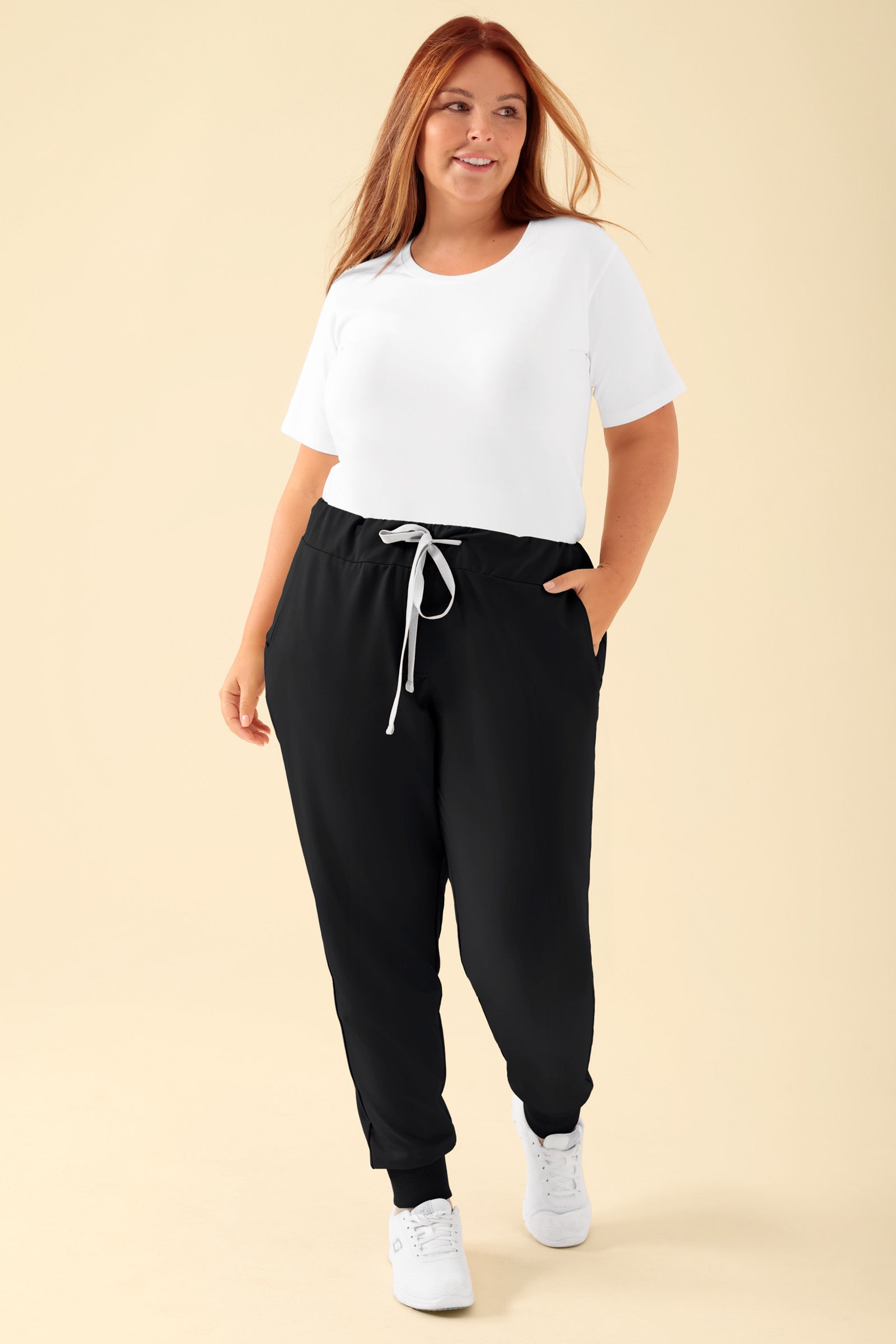 KAERE Hose Damen - Saumbündchen ohne Beintaschen schwarz, Vorderansicht Das Model ist 173 cm gross und trägt Grösse XL