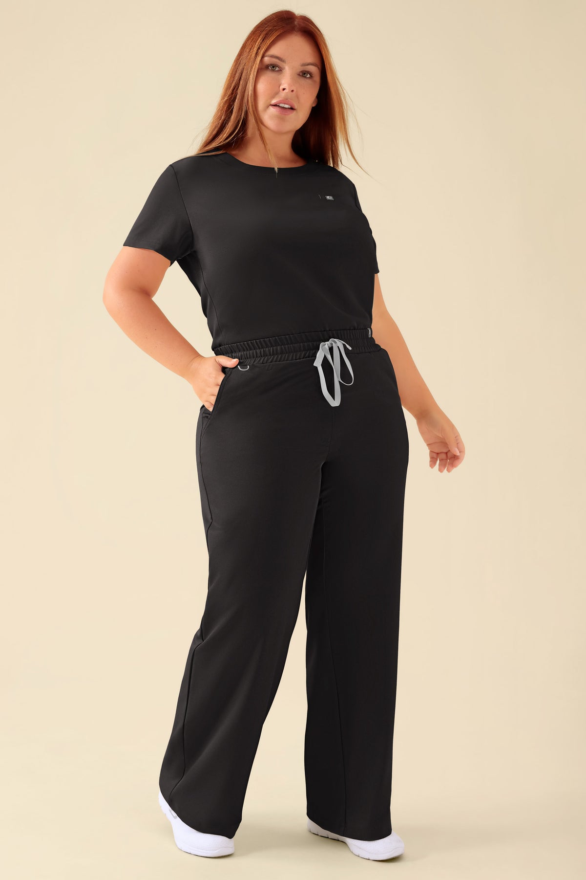 KAERE Hose Damen - weites Bein schwarz, Vue de face Le mannequin mesure 173 cm et porte la taille XL