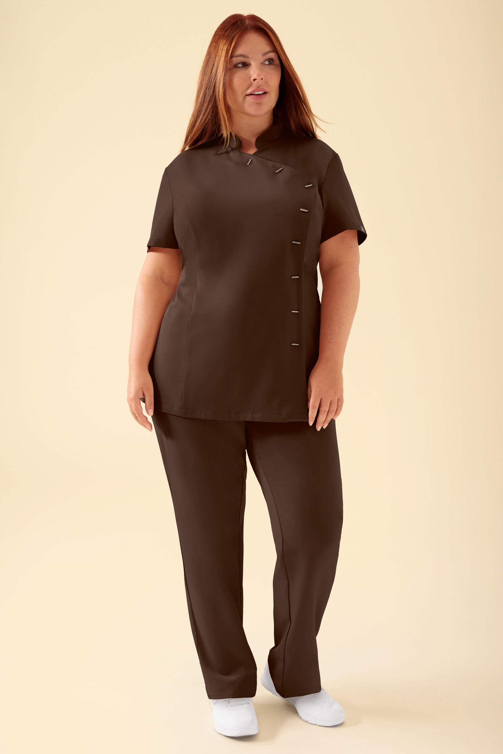 KAERE Kasack Damen - asymmetrische Knopfleiste coffee, Vorderansicht Das Model ist 173 cm gross und trägt Grösse XL