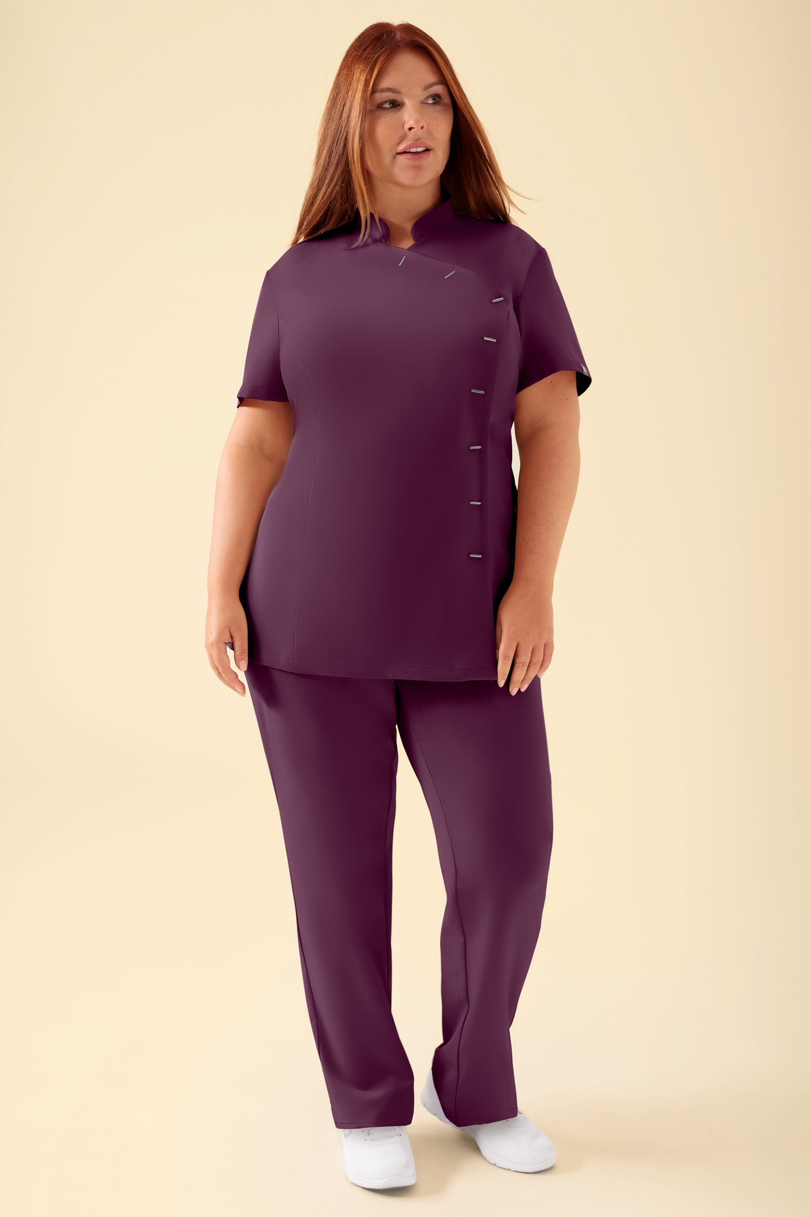 KAERE Kasack Damen - asymmetrische Knopfleiste pflaume, Vorderansicht Das Model ist 173 cm gross und trägt Grösse XL