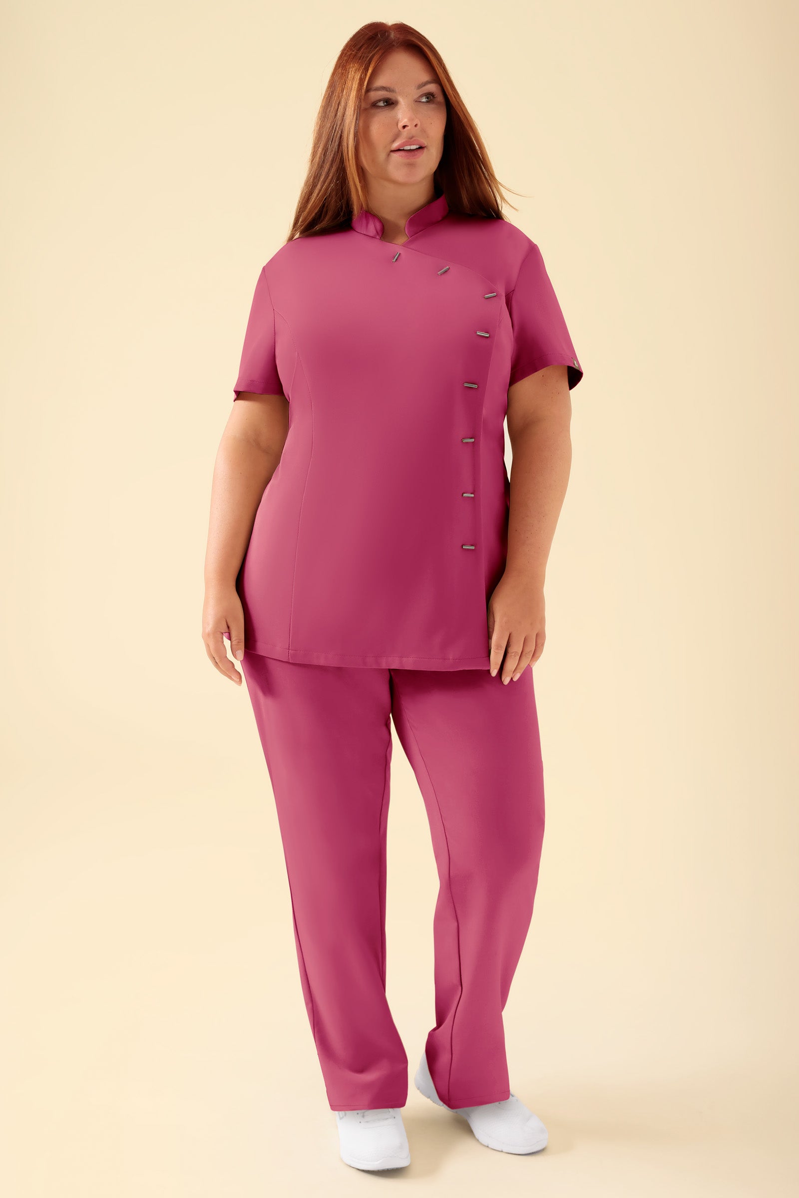 KAERE Kasack Damen - asymmetrische Knopfleiste rosenholz, Vorderansicht Das Model ist 173 cm gross und trägt Grösse XL