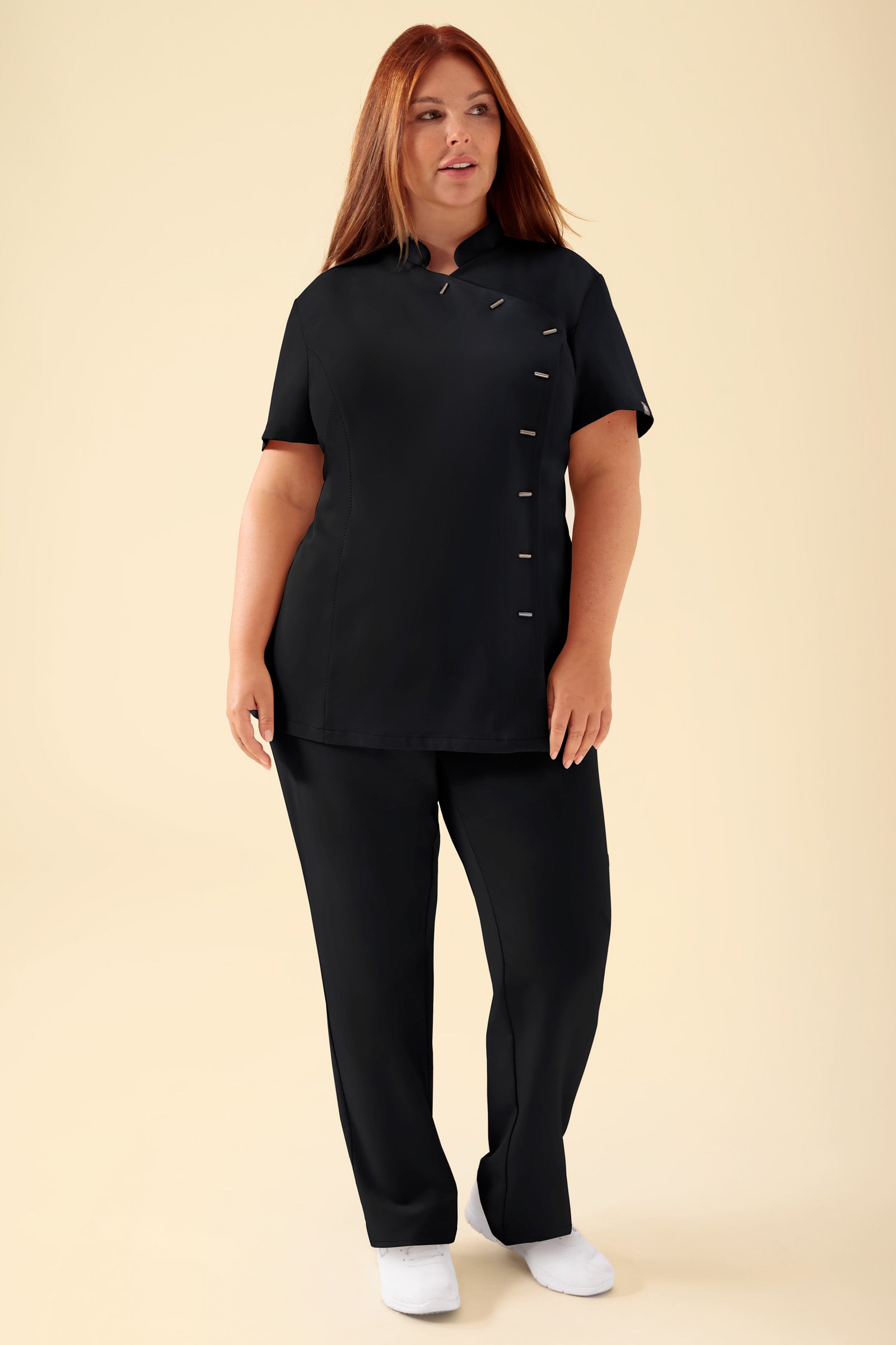 KAERE Kasack Damen - asymmetrische Knopfleiste schwarz, Vorderansicht Das Model ist 173 cm gross und trägt Grösse XL