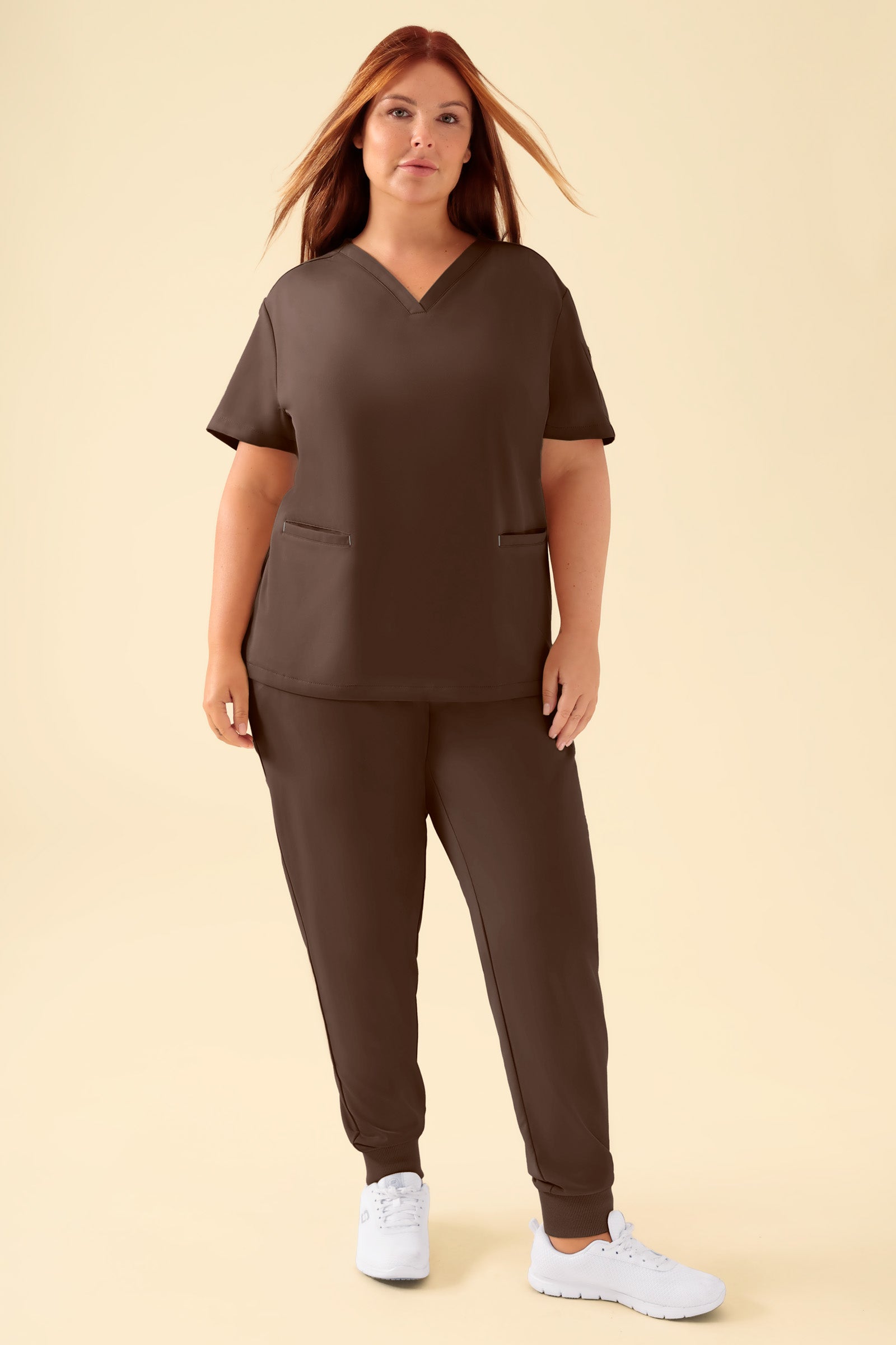 KAERE Schlupfkasack Damen - V-Ausschnitt coffee, Vorderansicht Das Model ist 173 cm gross und trägt Grösse XL