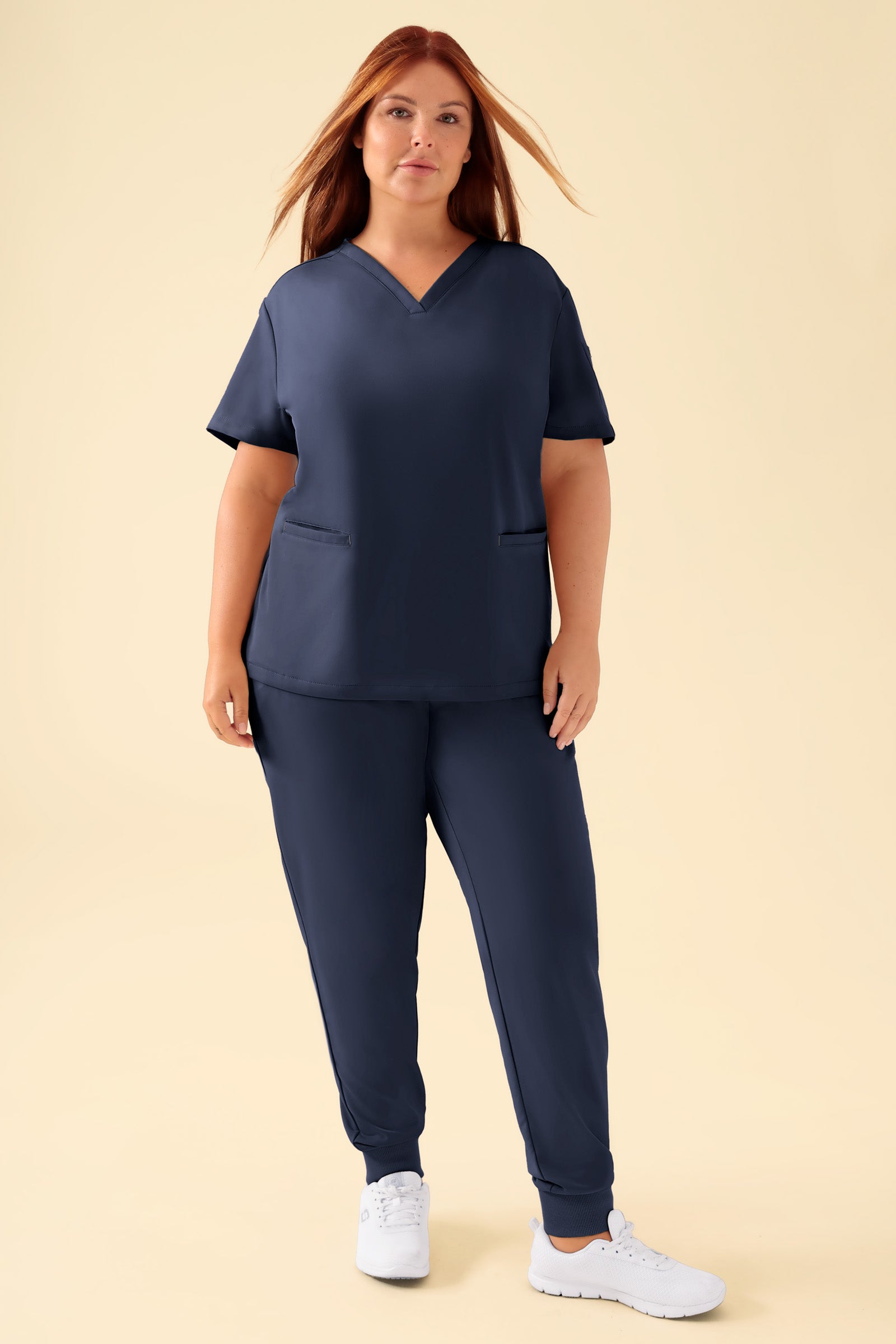 KAERE Schlupfkasack Damen - V-Ausschnitt navy, Vorderansicht Das Model ist 173 cm gross und trägt Grösse XL