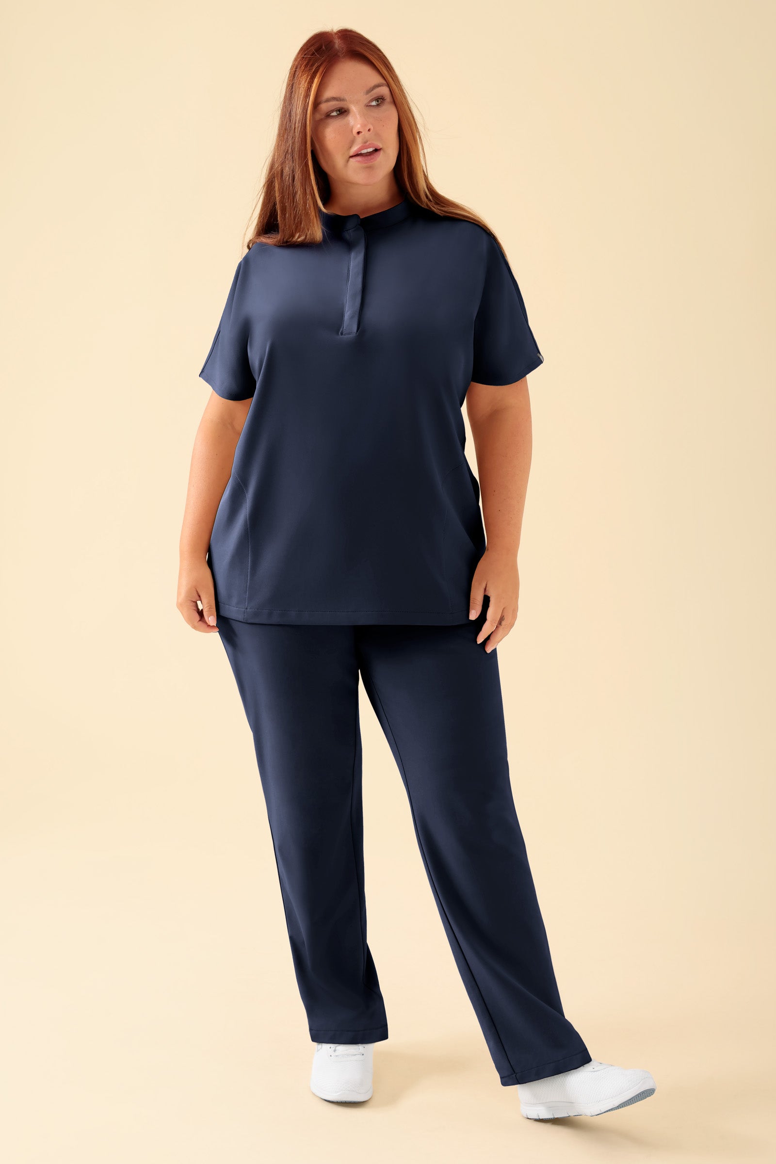 KAERE Schlupfkasack Damen - Stehkragen navy, Vorderansicht Das Model ist 173 cm gross und trägt Grösse XL