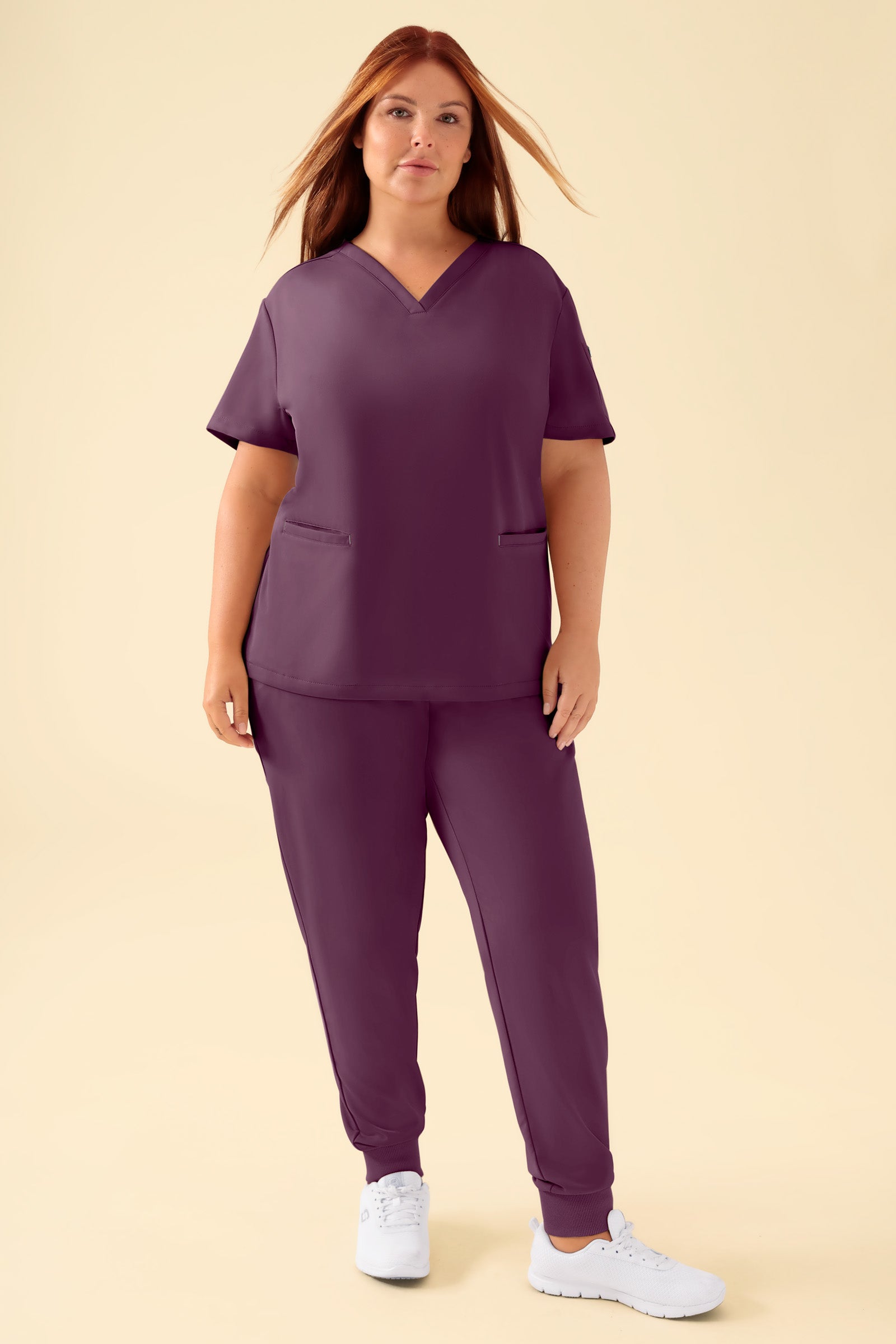 KAERE Schlupfkasack Damen - V-Ausschnitt pflaume, Vorderansicht Das Model ist 173 cm gross und trägt Grösse XL