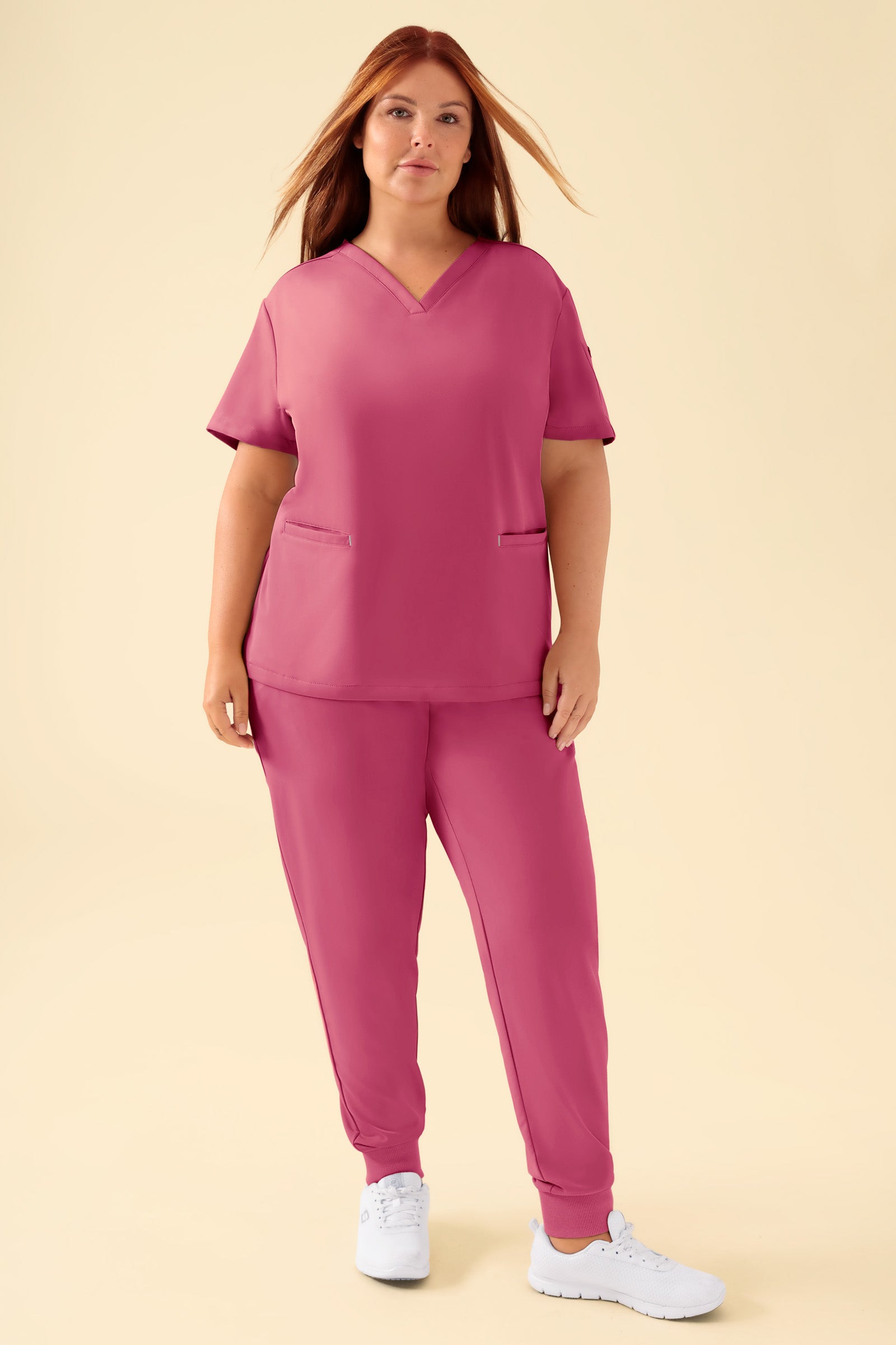 KAERE Schlupfkasack Damen - V-Ausschnitt rosenholz, Vorderansicht Das Model ist 173 cm gross und trägt Grösse XL