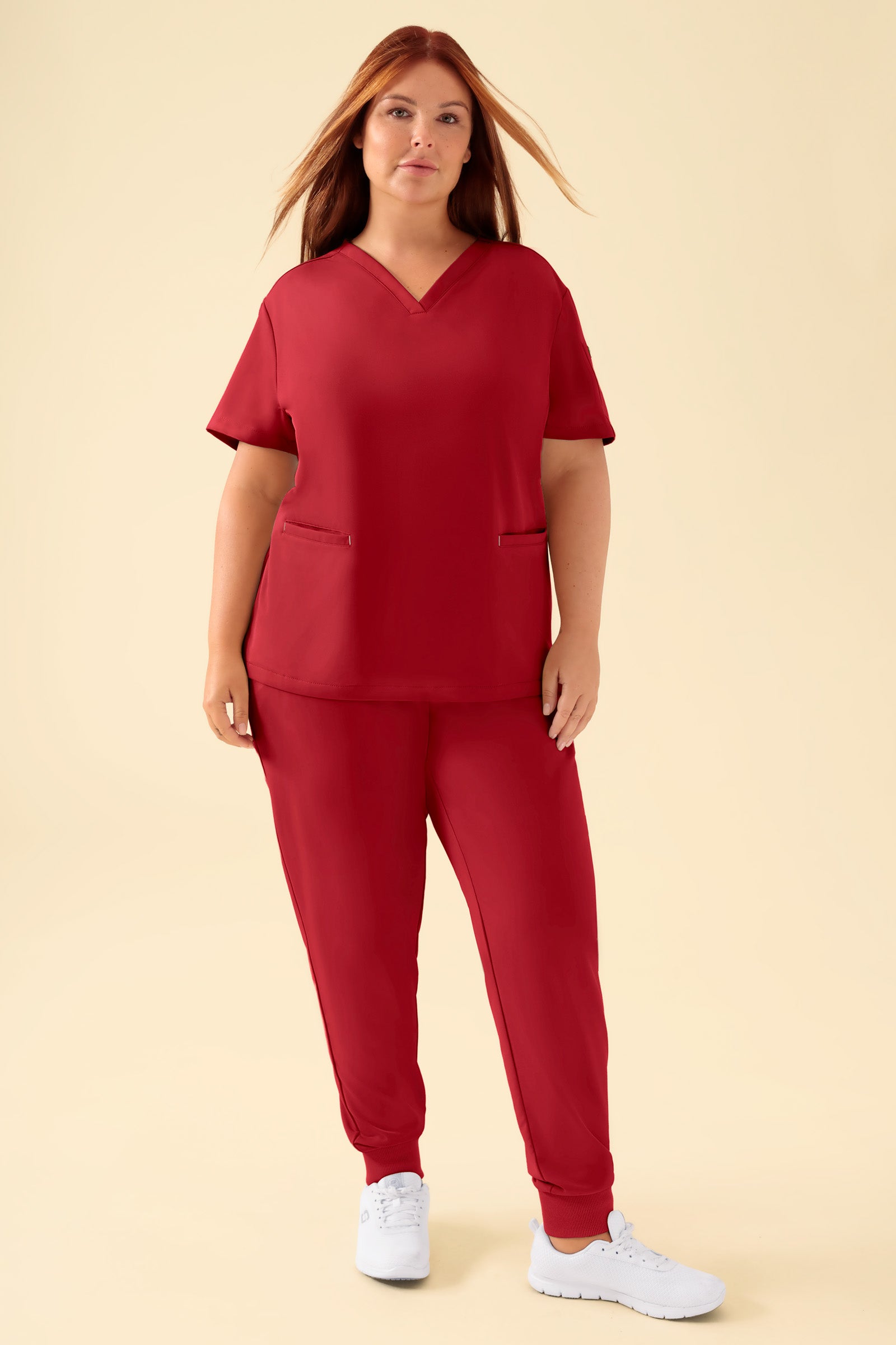 KAERE Schlupfkasack Damen - V-Ausschnitt rot, Vorderansicht Das Model ist 173 cm gross und trägt Grösse XL