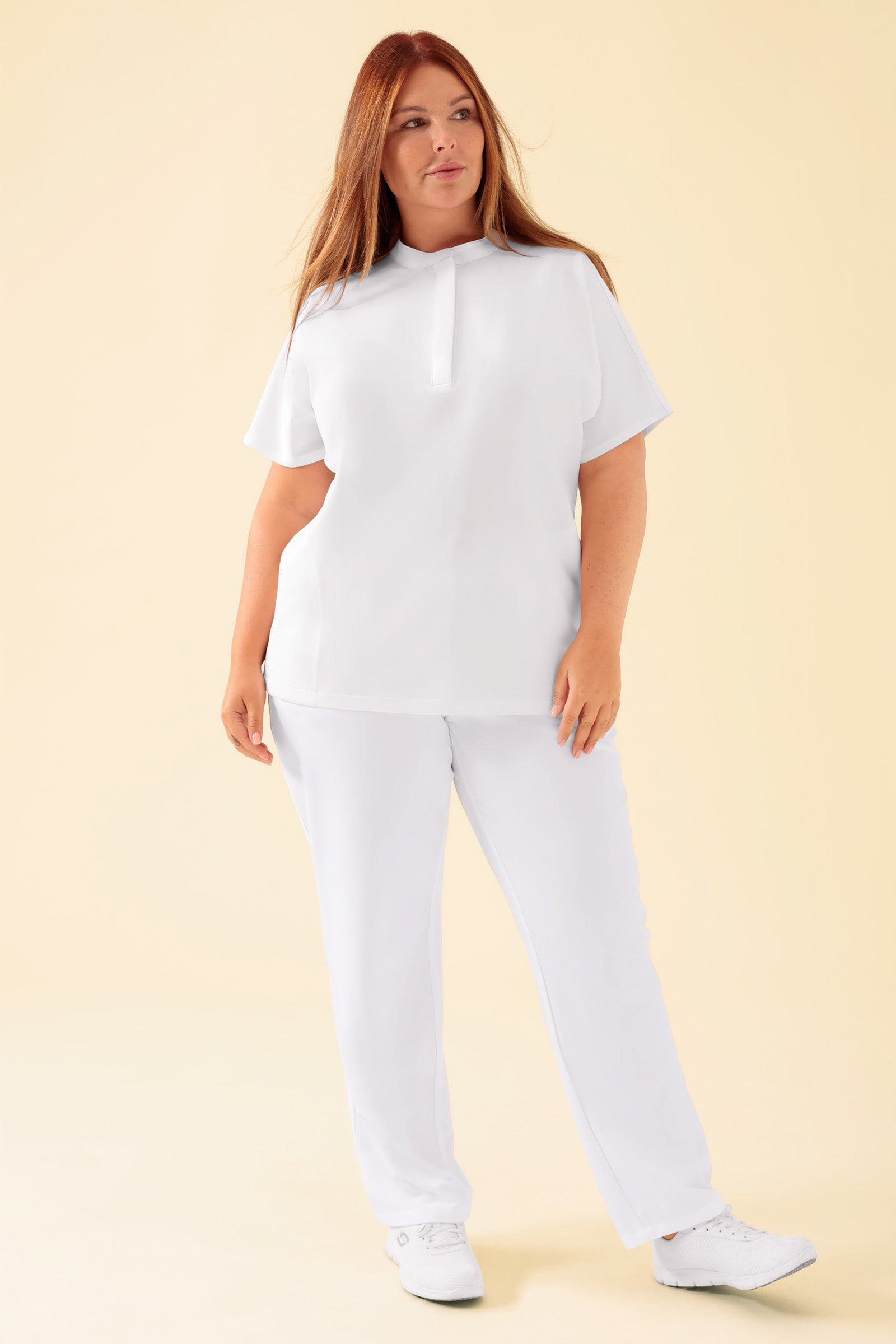 KAERE Schlupfkasack Damen - Stehkragen weiß, Vorderansicht Das Model ist 173 cm gross und trägt Grösse XL