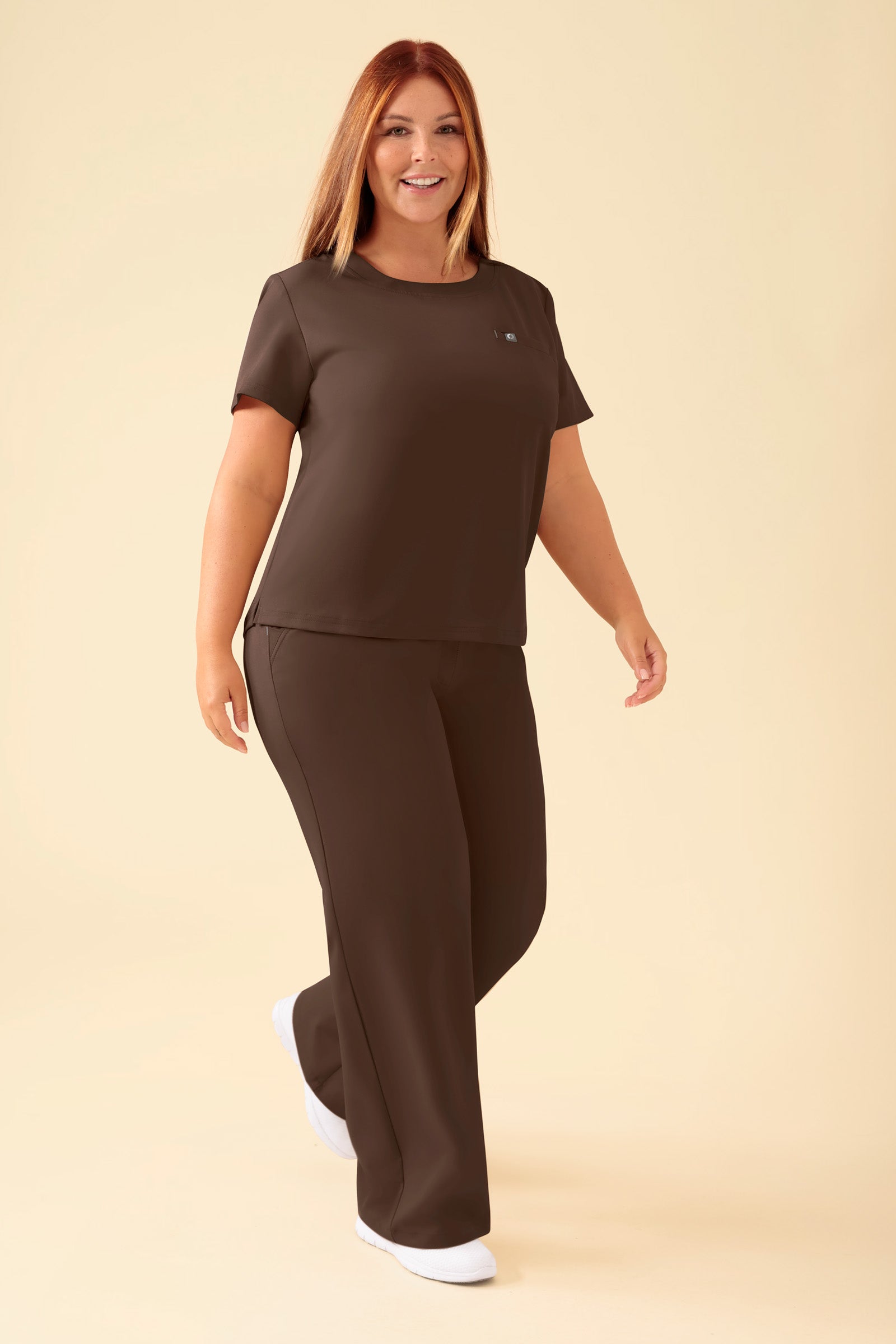 KAERE Shirt Damen - Rundhalsausschnitt coffee, Vorderansicht Das Model ist 173 cm gross und trägt Grösse XL