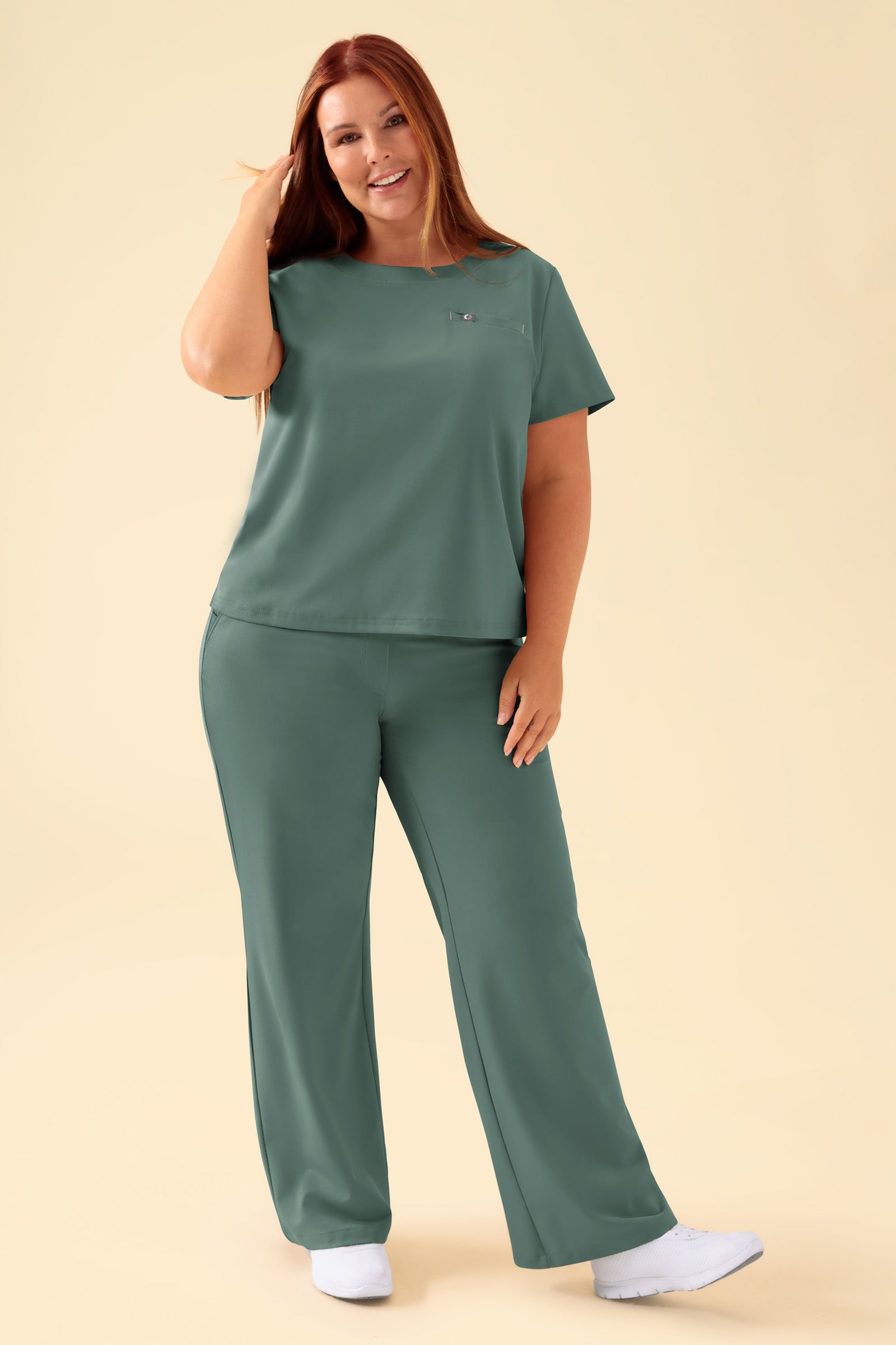 KAERE Shirt Damen - Rundhalsausschnitt dunkelgrün, Vorderansicht Das Model ist 173 cm gross und trägt Grösse XL