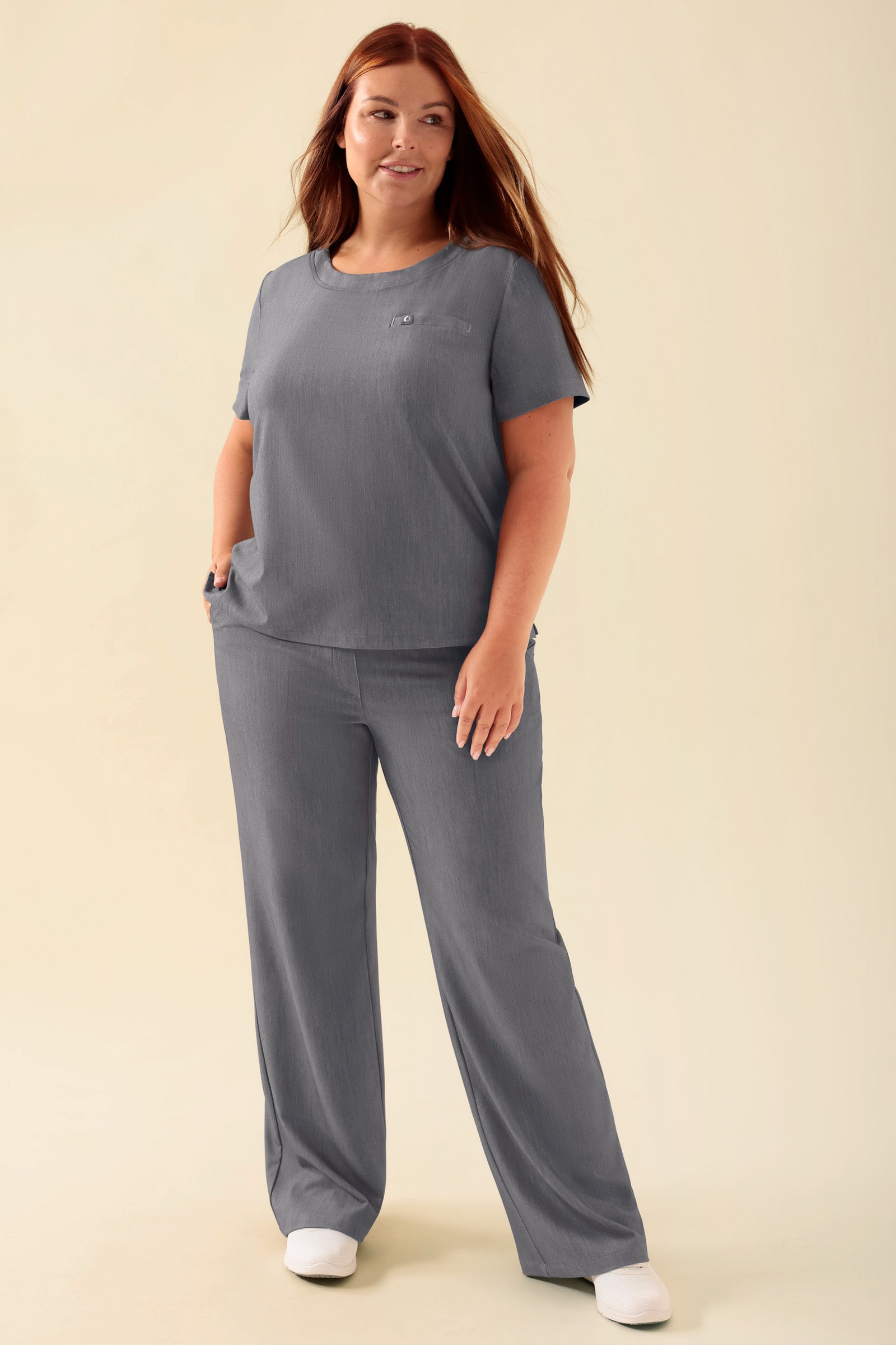 KAERE Shirt Damen - Rundhalsausschnitt grau melange, Vorderansicht Das Model ist 173 cm gross und trägt Grösse XL