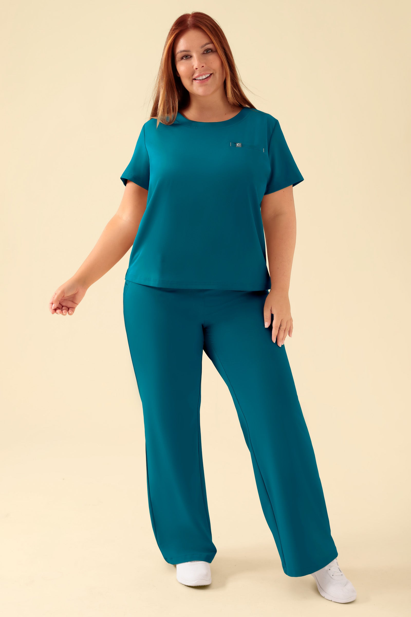 KAERE Shirt Damen - Rundhalsausschnitt petrol, Vorderansicht Das Model ist 173 cm gross und trägt Grösse XL