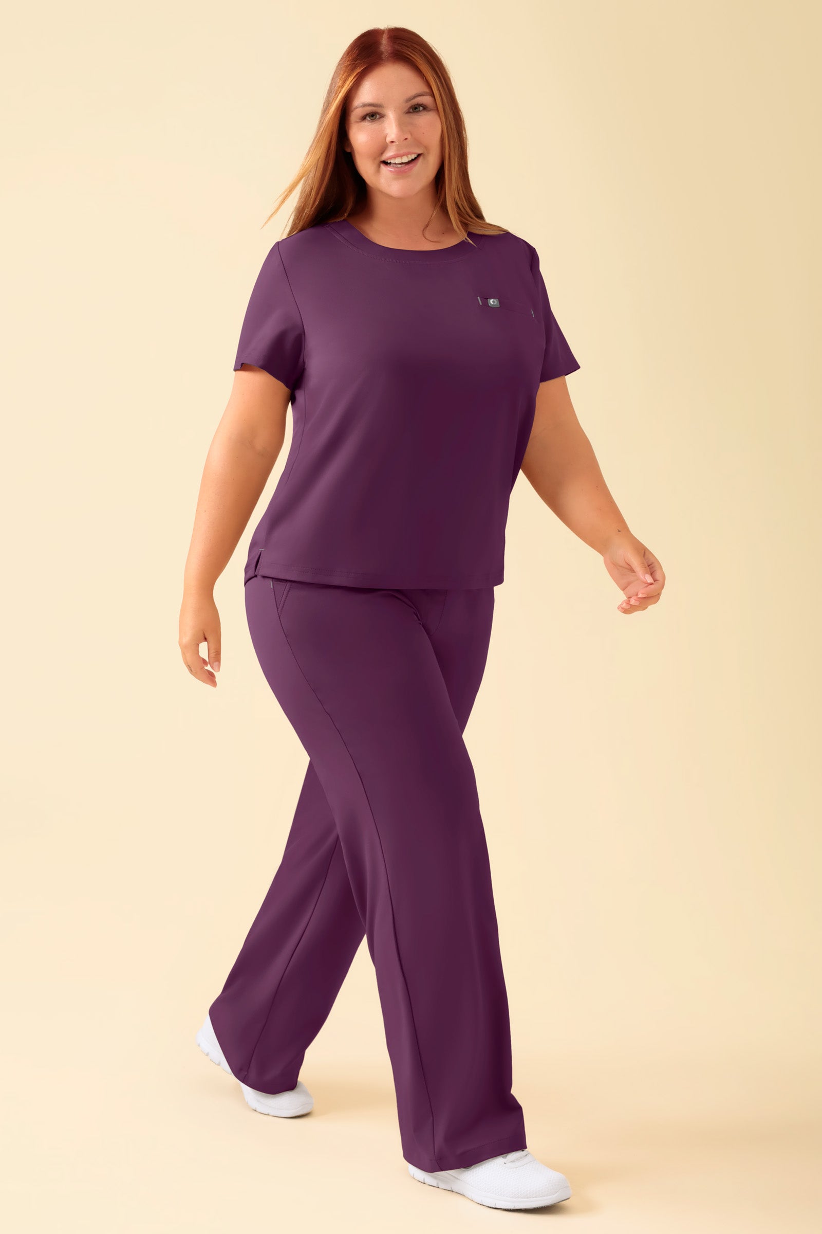 KAERE Shirt Damen - Rundhalsausschnitt pflaume, Vorderansicht Das Model ist 173 cm gross und trägt Grösse XL