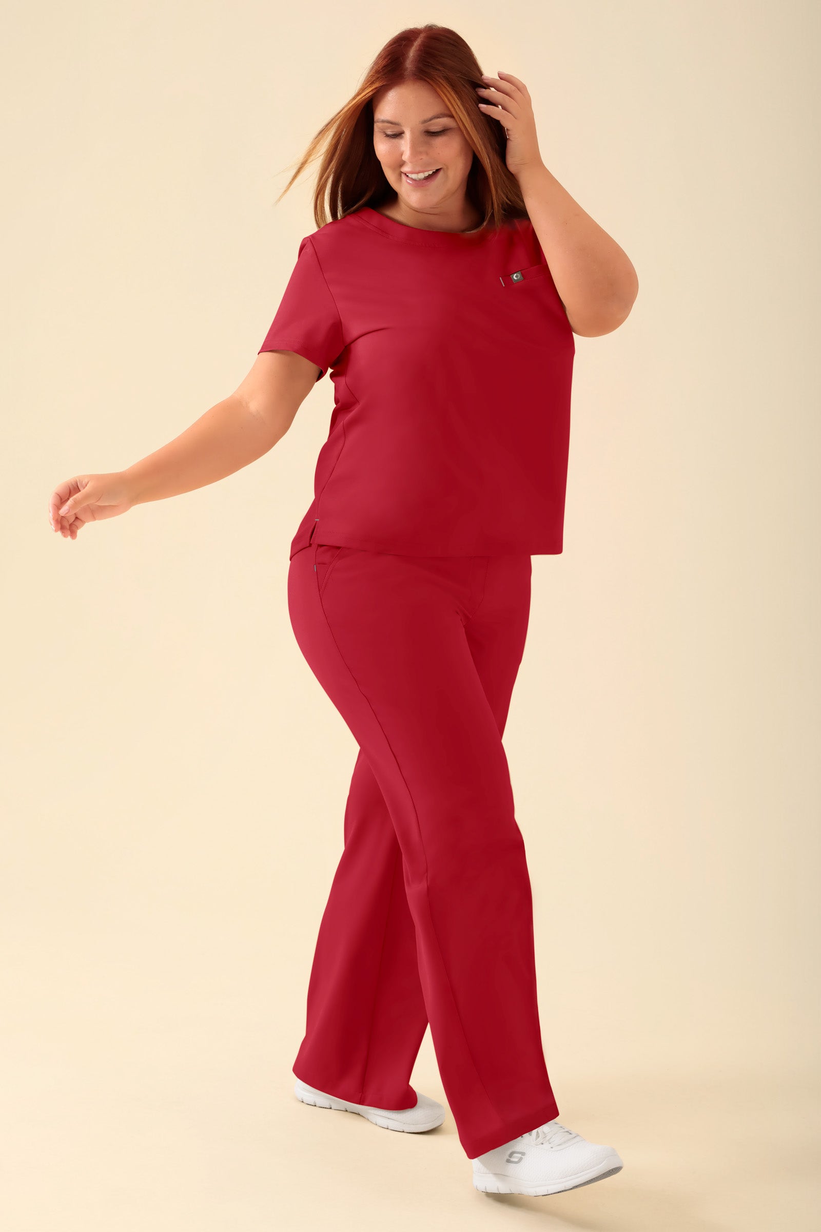 KAERE Shirt Damen - Rundhalsausschnitt rot, Vorderansicht Das Model ist 173 cm gross und trägt Grösse XL