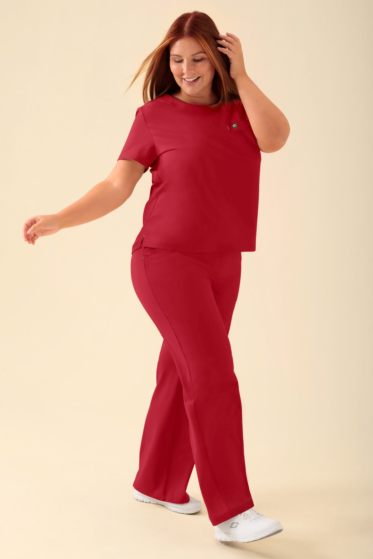 KAERE Shirt Damen - Rundhalsausschnitt rot, Vue de face Le mannequin mesure 173 cm et porte la taille XL