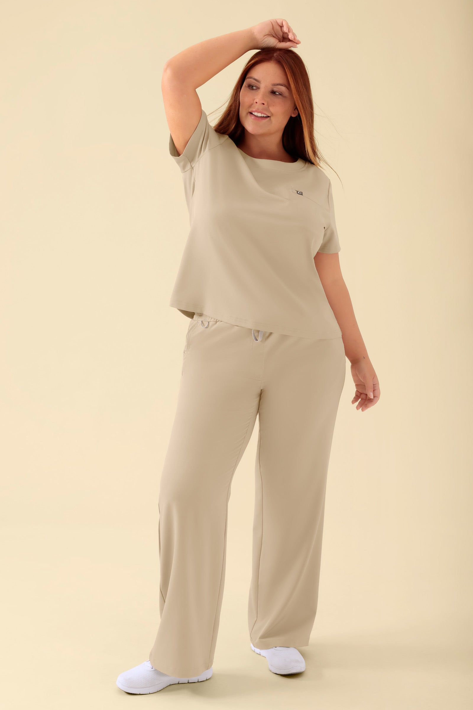 KAERE Shirt Damen - Rundhalsausschnitt sand, Vorderansicht Das Model ist 173 cm gross und trägt Grösse XL