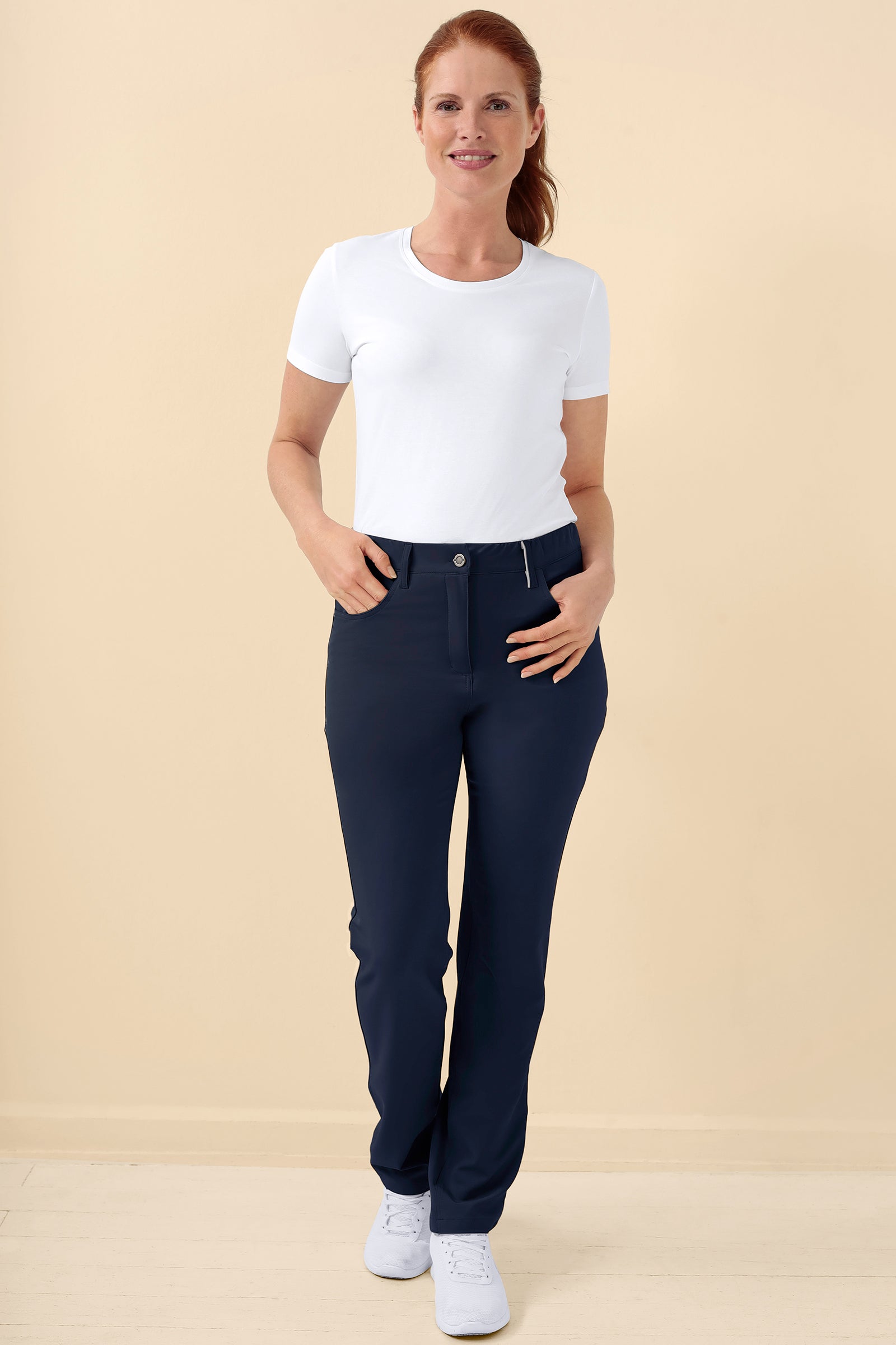 KAERE Hose Damen - 5-Pocket navy, Vorderansicht Das Model ist 175 cm gross und trägt Grösse S