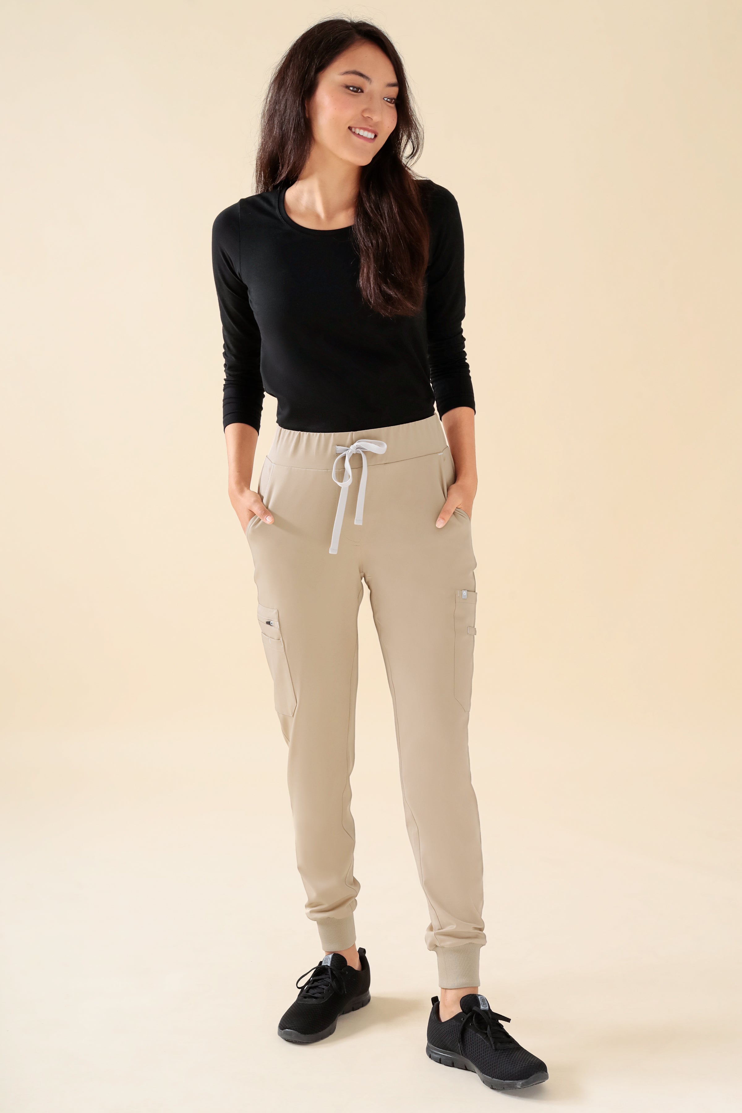 KAERE Hose Damen - Saumbündchen mit Beintaschen sand, Vue de face Le mannequin mesure 175 cm et porte la taille S