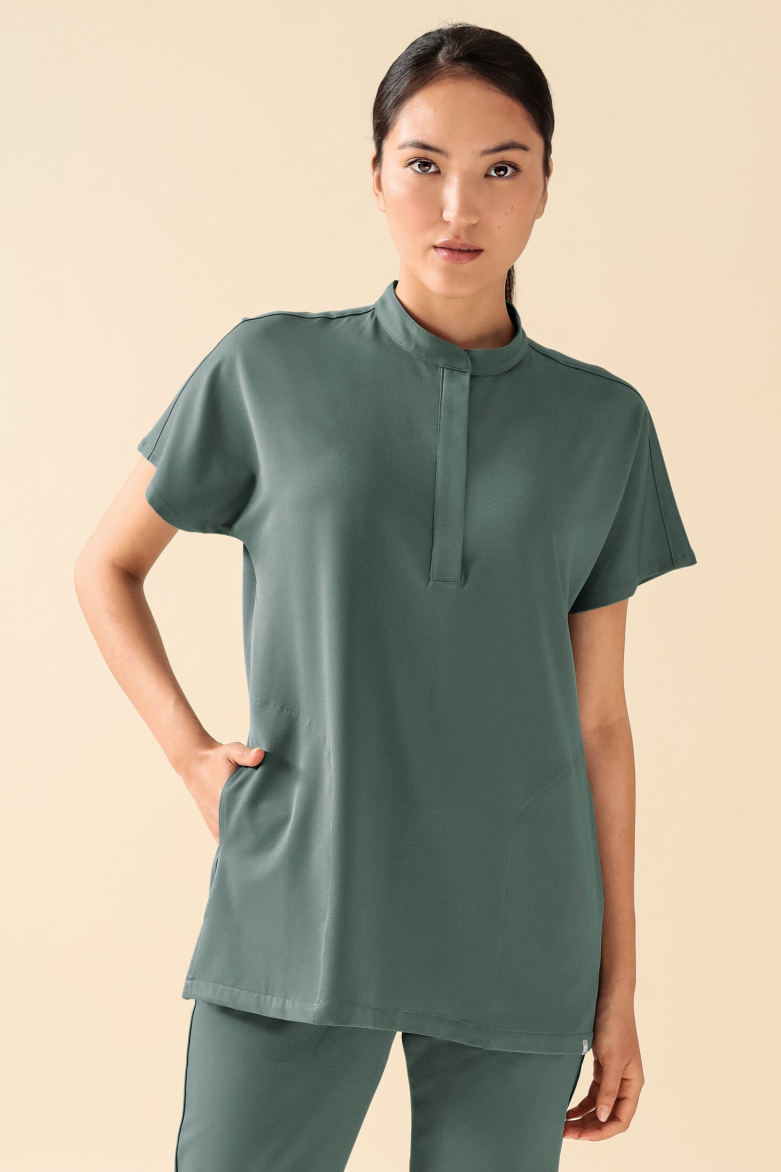 KAERE Schlupfkasack Damen - Stehkragen dunkelgrün, Vue de face Le mannequin mesure 175 cm et porte la taille S