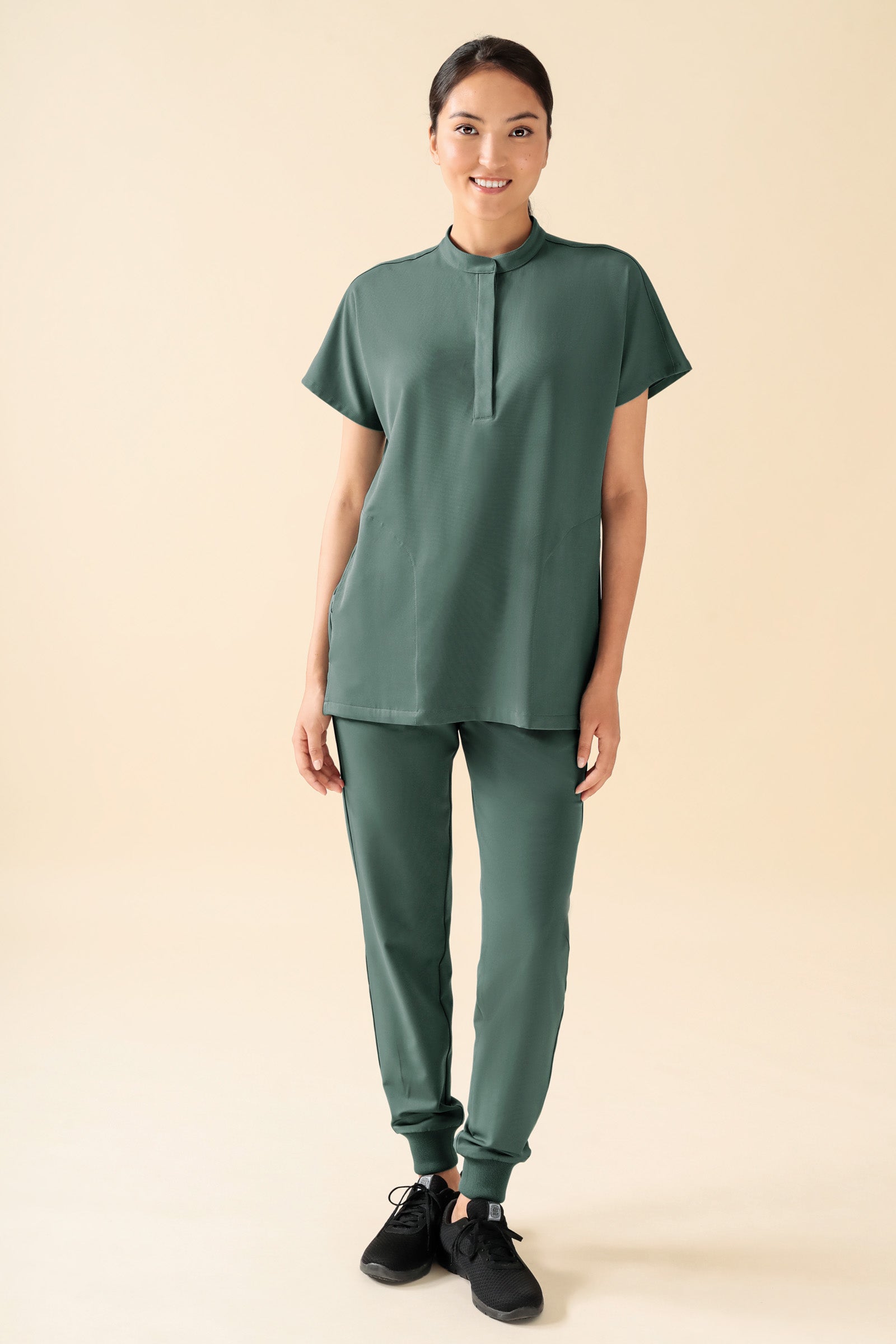 KAERE Schlupfkasack Damen - Stehkragen dunkelgrün, Vue de face Le mannequin mesure 175 cm et porte la taille S